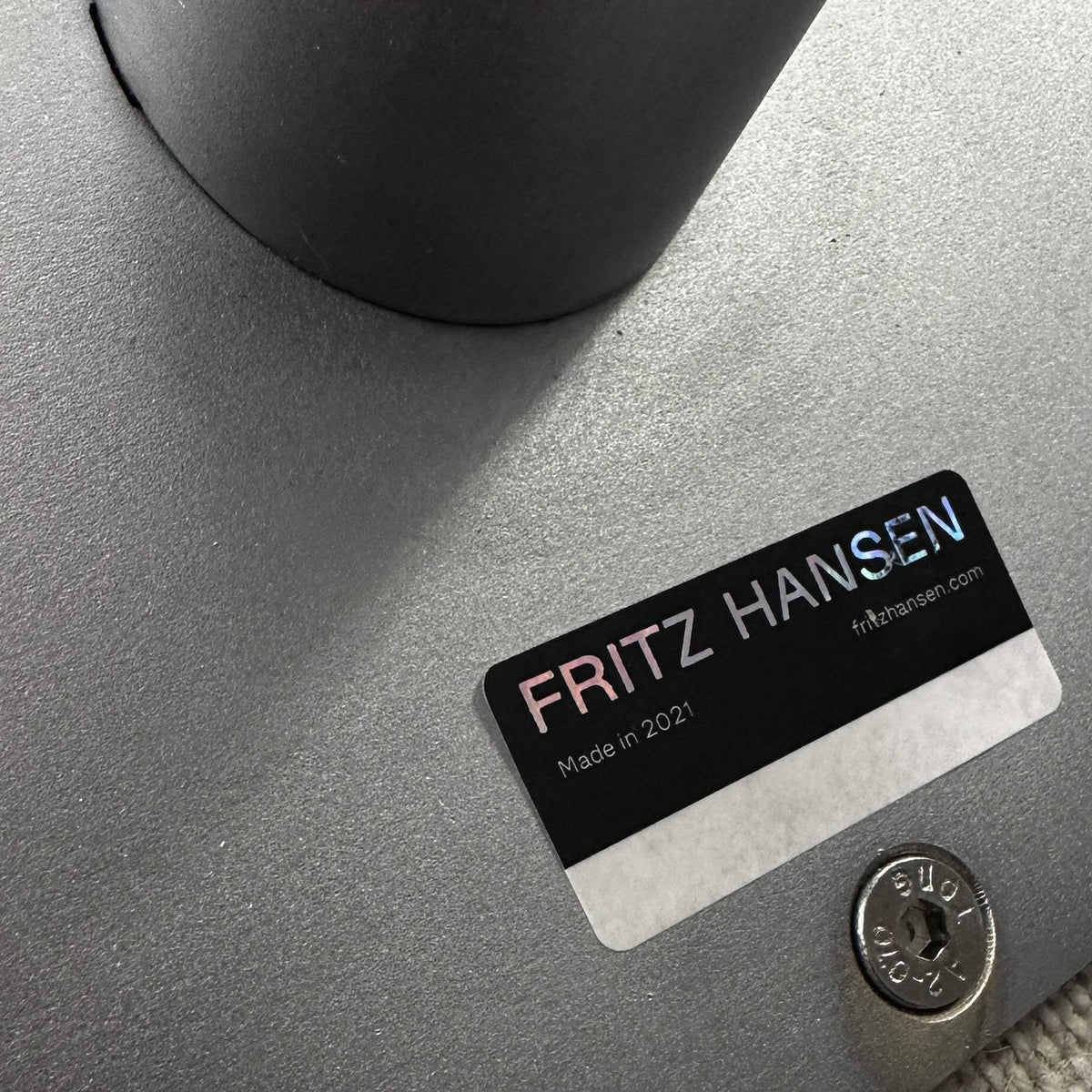 Fritz Hansen Swan Chair hellbeige mit Aluminiumgestell und Hallingdal Bezug Nahaufnahme des Fußes