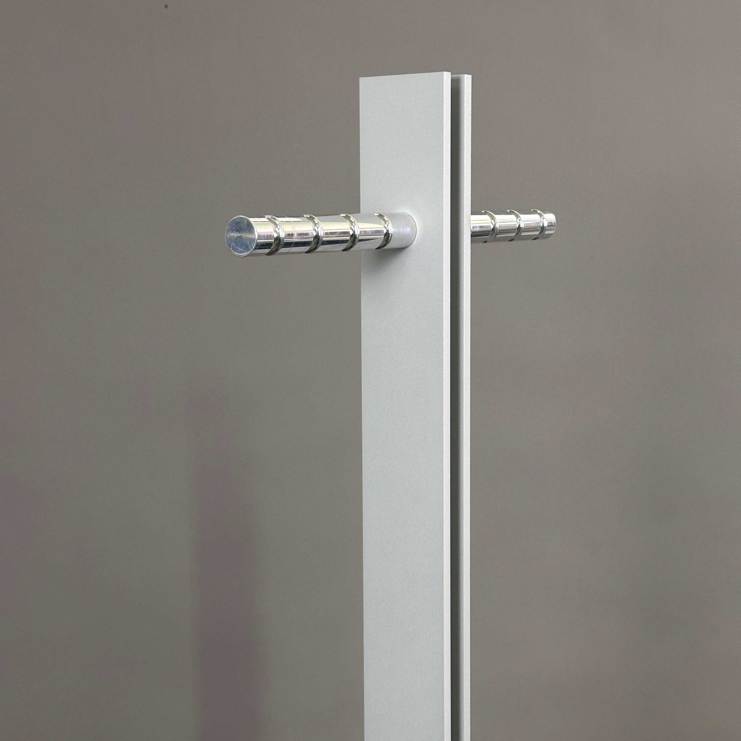 Silver grey Garderobenständer Cascando Standfree coat rack with horizontal pegs against gray background