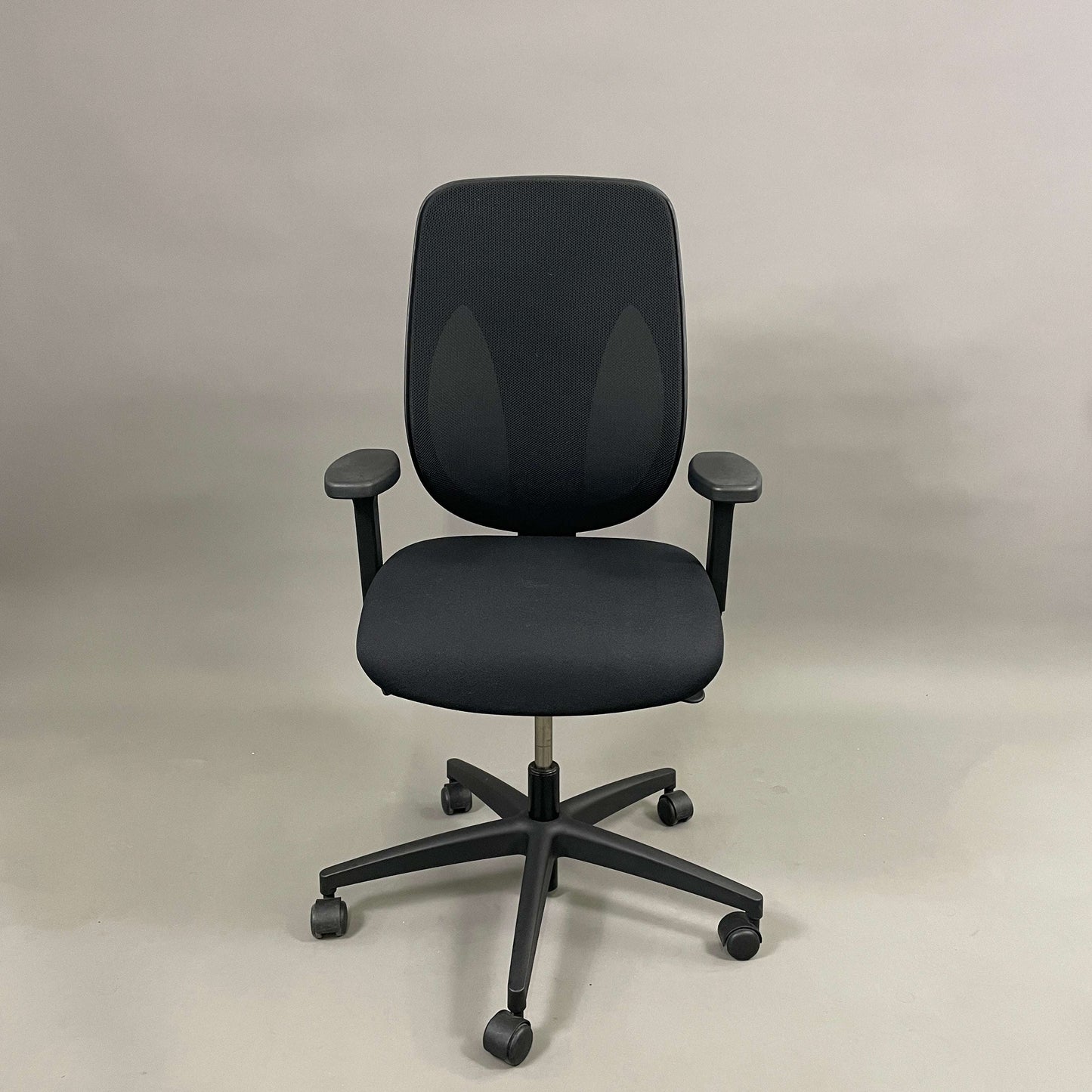 Giroflex 353 ergonomischer Bürostuhl mit schwarzer Polsterung und Netzrückenlehne, höhenverstellbare Armlehnen und Rückenlehne, Sitz- und Rückenlehnenverstellung.