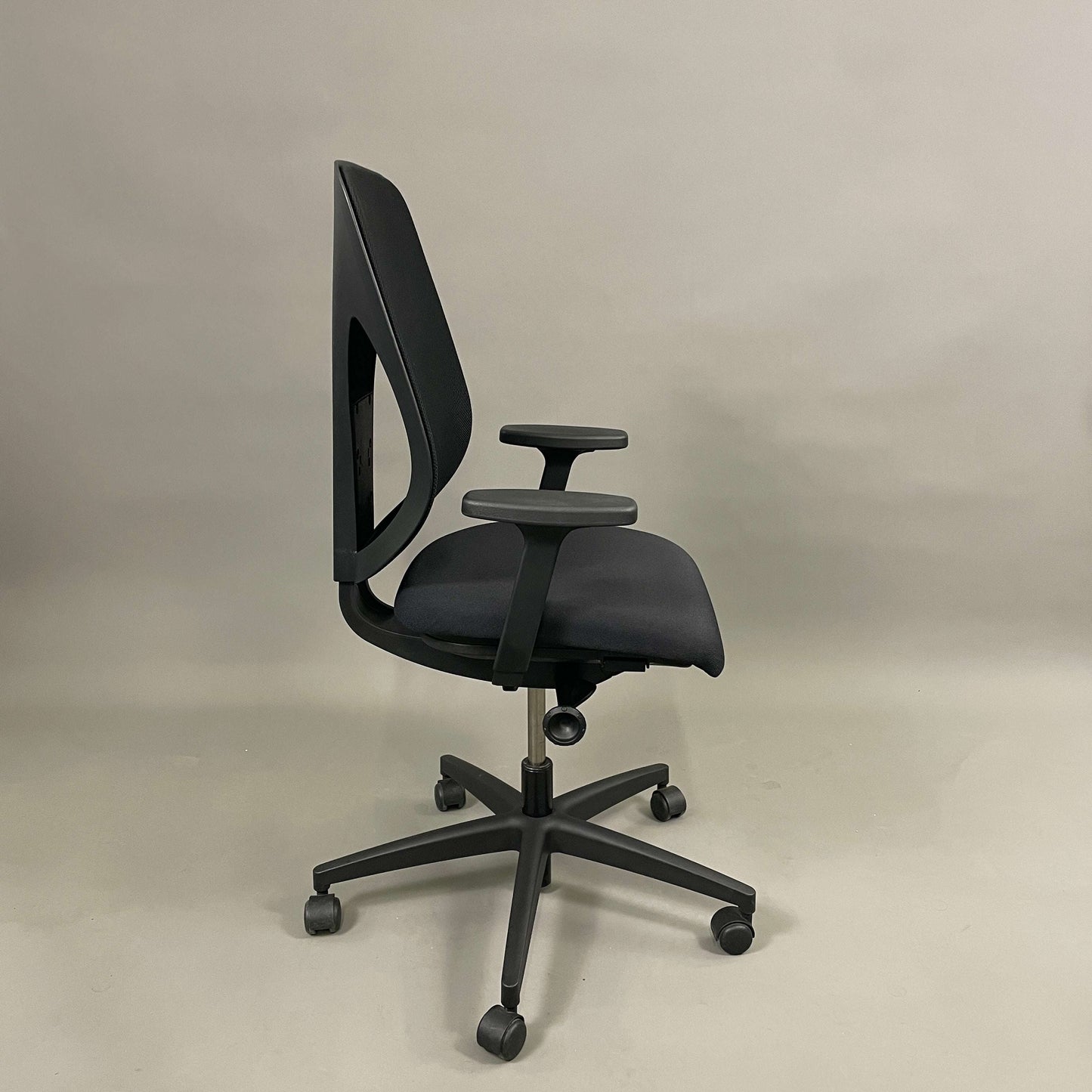 Schwarzer Giroflex 353 Bürostuhl mit Netzrückenlehne und verstellbaren Armlehnen und Rückenlehne