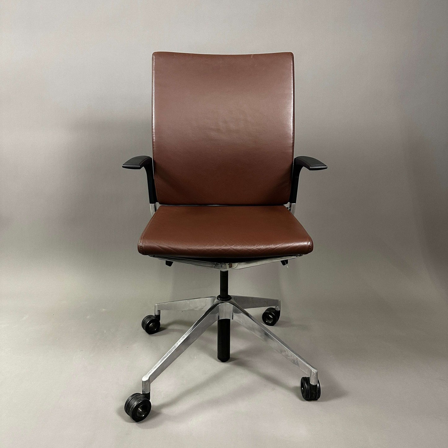 Girsberger Camiro work&meet brown leather office chair with adjustable height and aluminum base