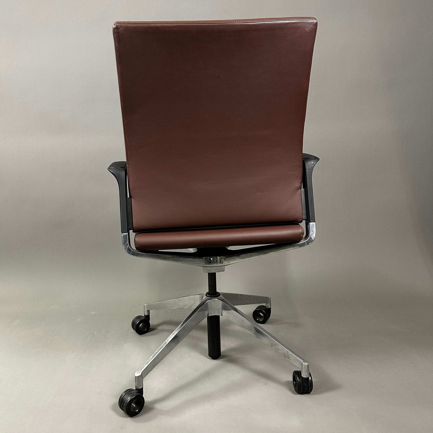 Girsberger Camiro work&meet brown leather office chair with aluminum 4-star base and casters