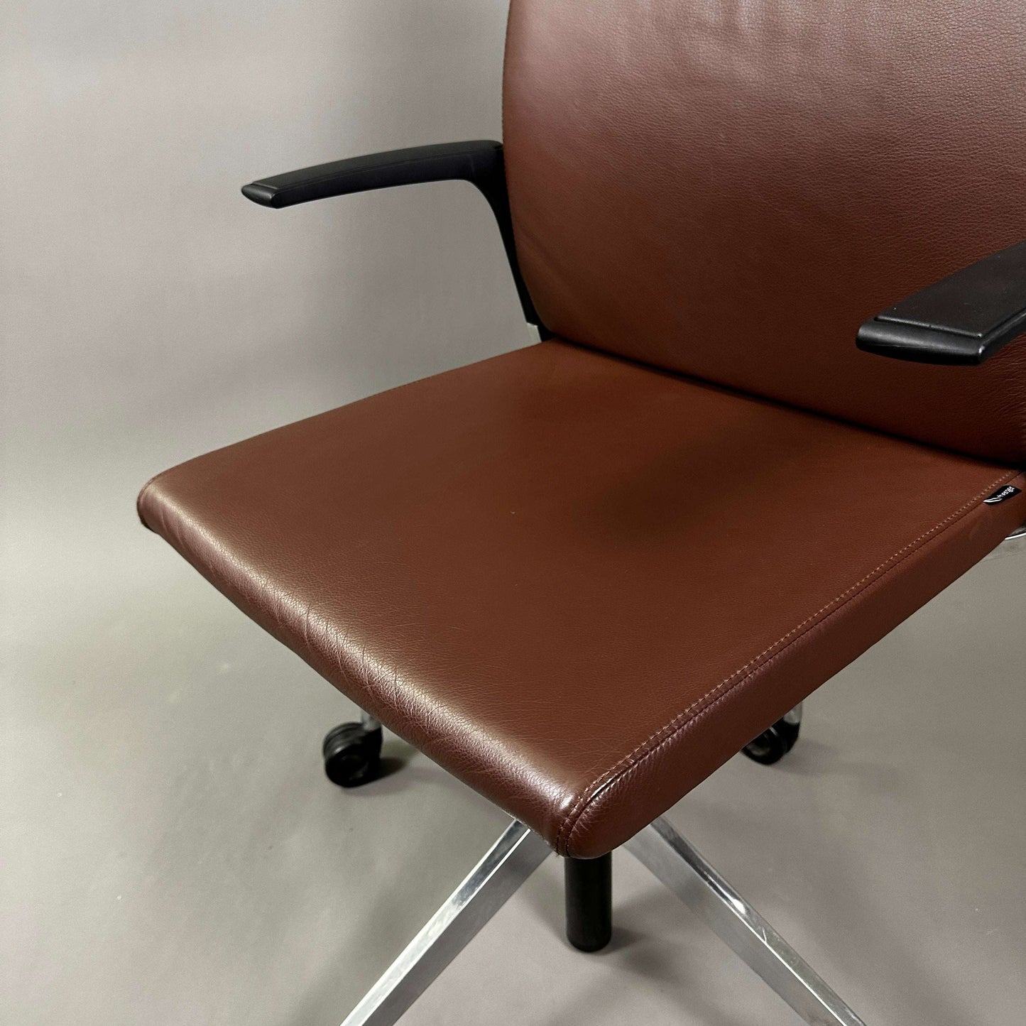 Girsberger Camiro work&meet brown leather office chair with adjustable height and aluminum base