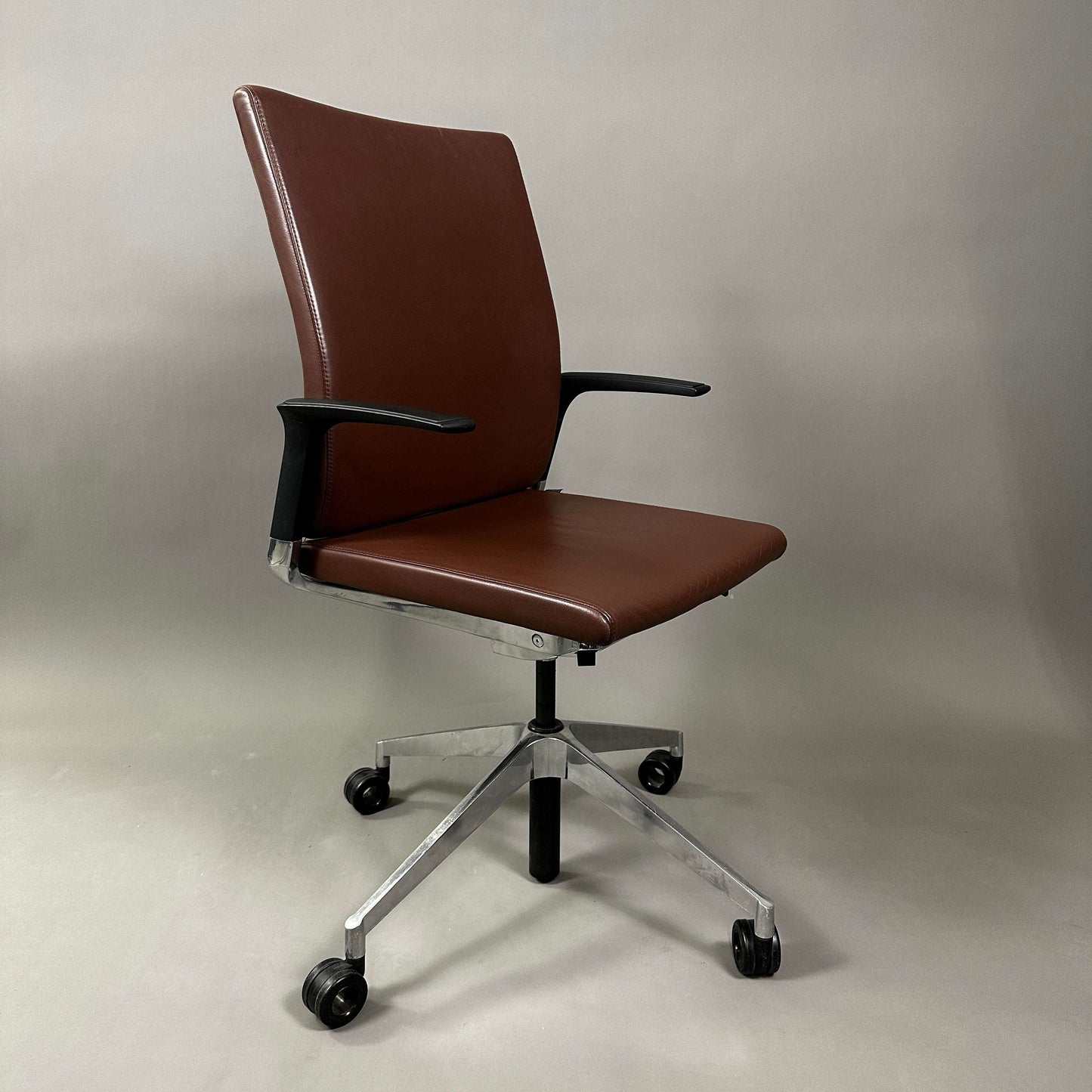 Girsberger Camiro work&meet brown leather office chair with aluminum base and adjustable height