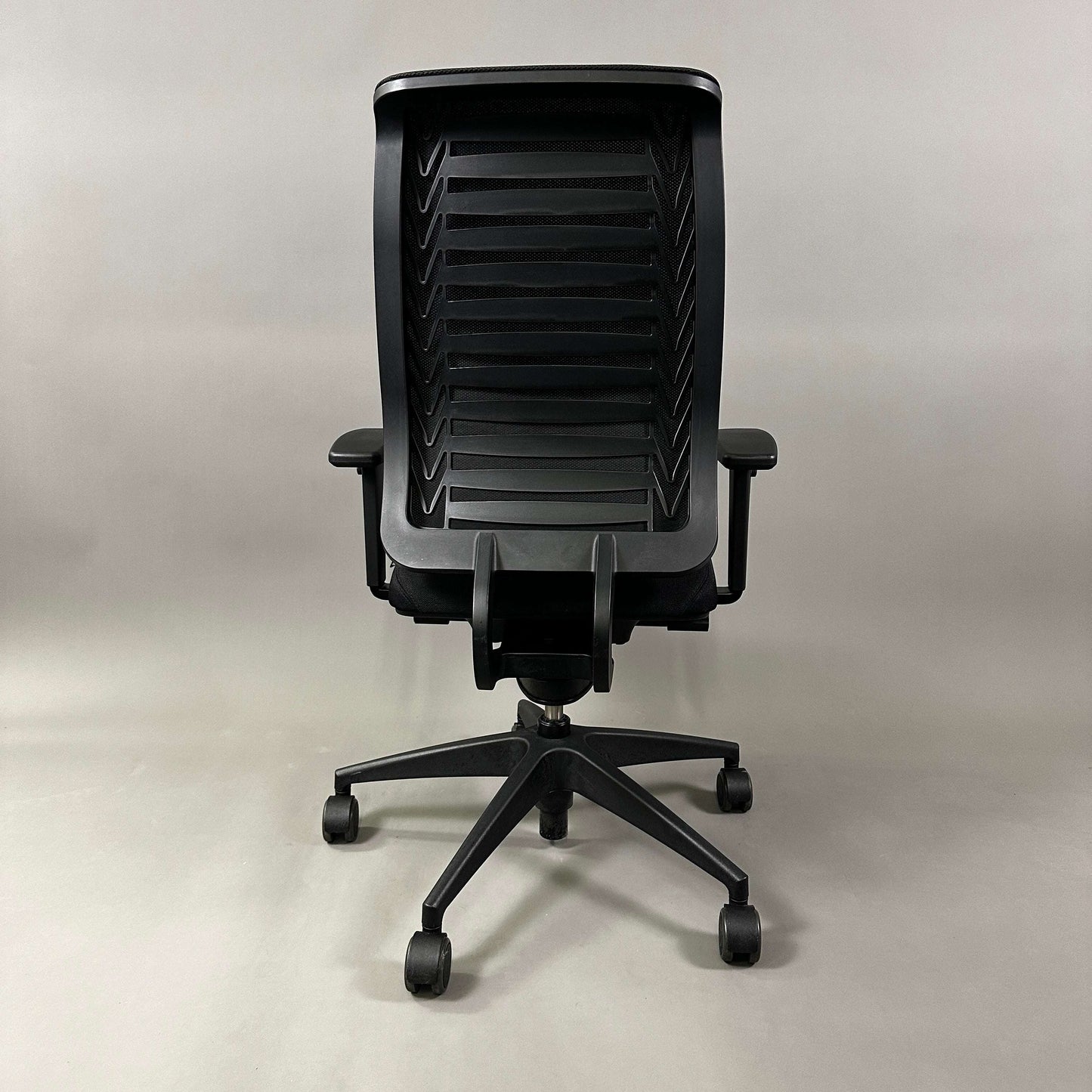 Girsberger Reflex ergonomic office chair with flexible backrest, mesh back, fabric seat, and synchronized movement mechanism