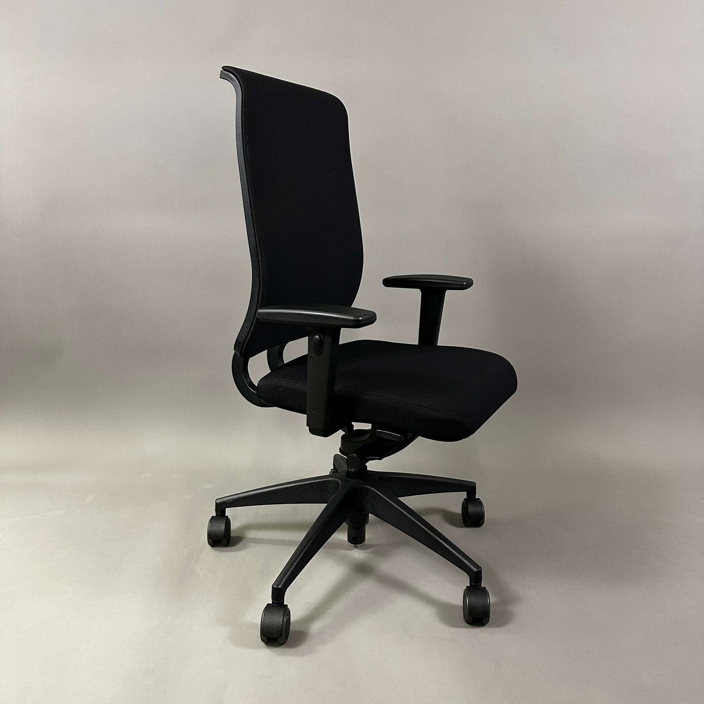 Girsberger Reflex ergonomic office chair with fabric seat, mesh backrest, adjustable armrests, and synchron mechanism for flexible support