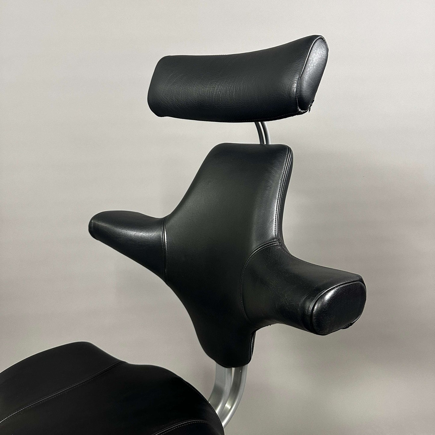 HAG Capisco 8106 ergonomischer schwarzer Lederbürostuhl mit Kopfstütze und poliertem Aluminiumgestell