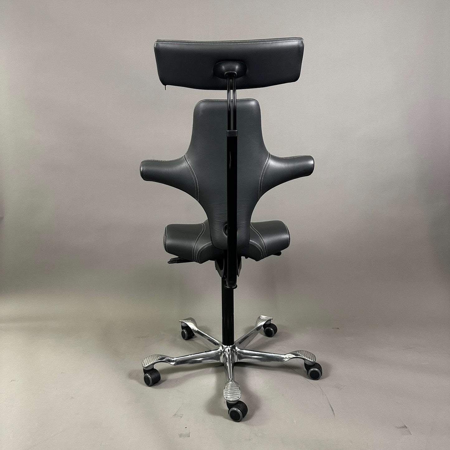 HAG Capisco 8107 ergonomischer Schreibtischstuhl mit Kopfstütze aus grauem Soft Leder und poliertem Aluminiumgestell, Rückansicht