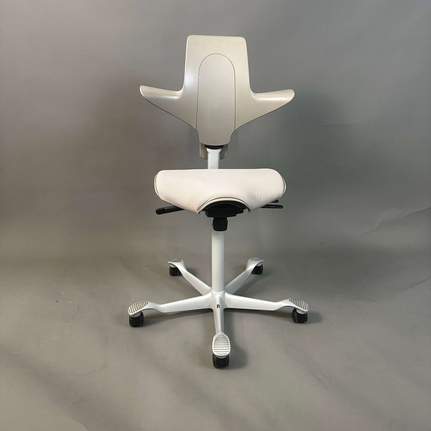 HAG Capisco Puls 8020 ergonomischer Schreibtischstuhl in Beige mit silber lackiertem Aluminiumgestell