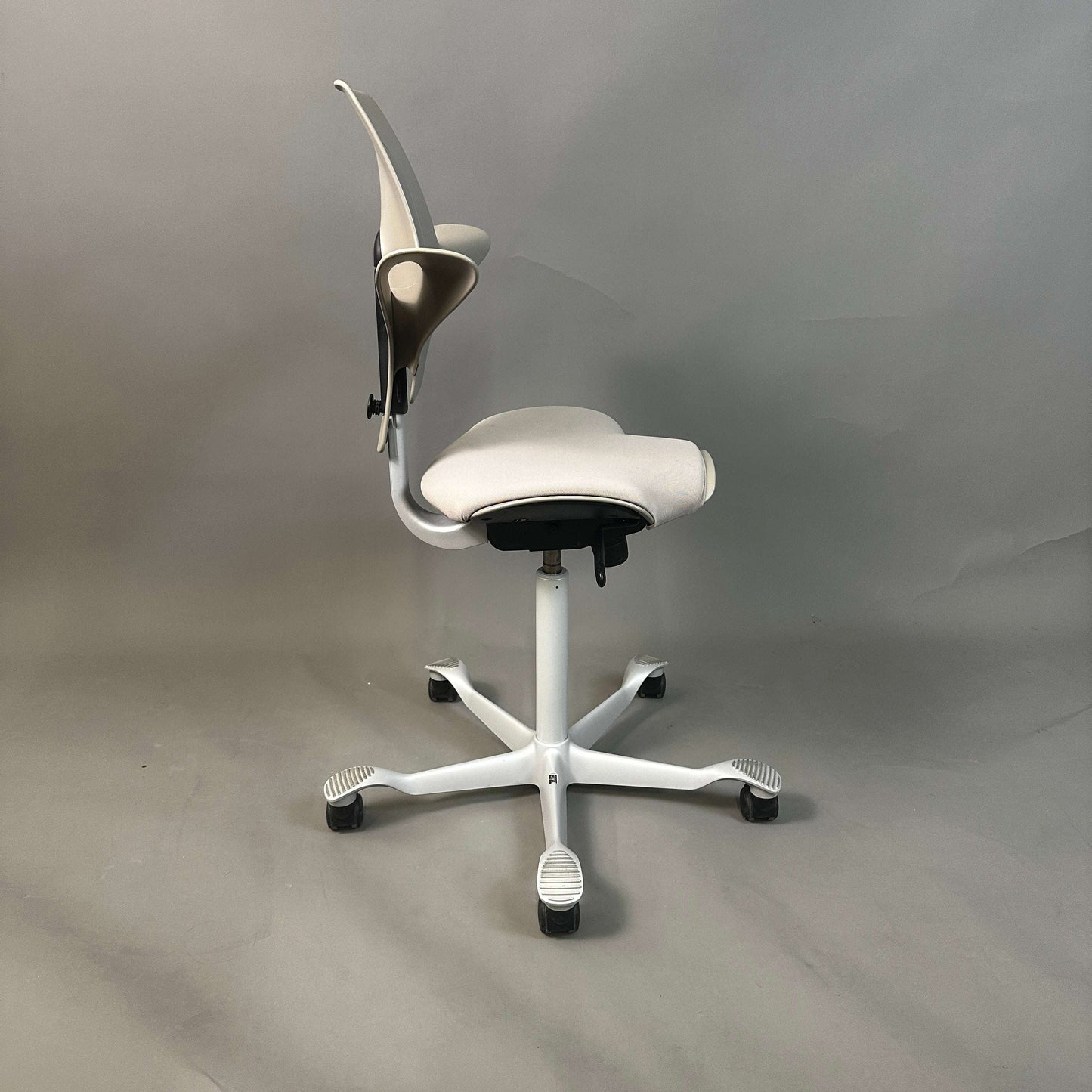 HAG Capisco Puls 8020 ergonomischer Schreibtischstuhl beige mit silber lackiertem Aluminiumgestell