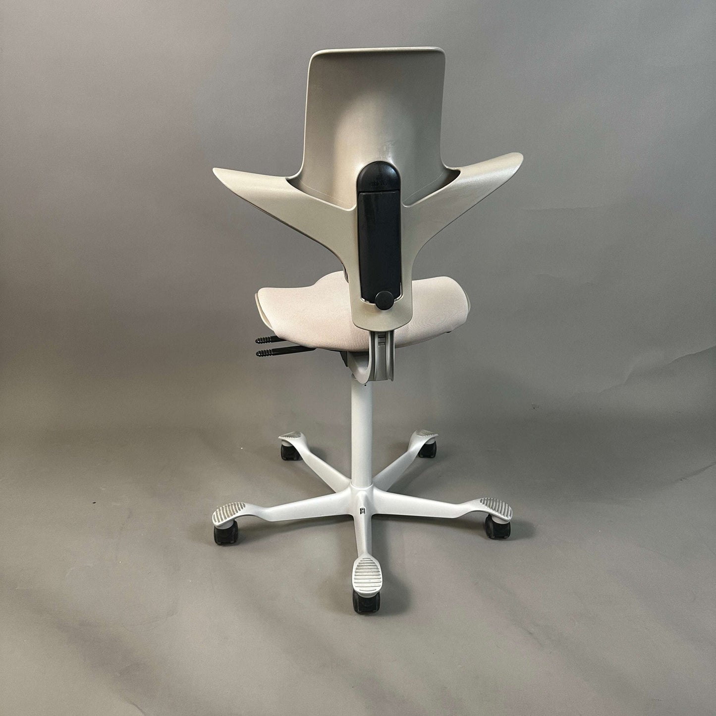 HAG Capisco Puls 8020 ergonomischer Schreibtischstuhl beige mit silber lackiertem Aluminiumgestell von hinten