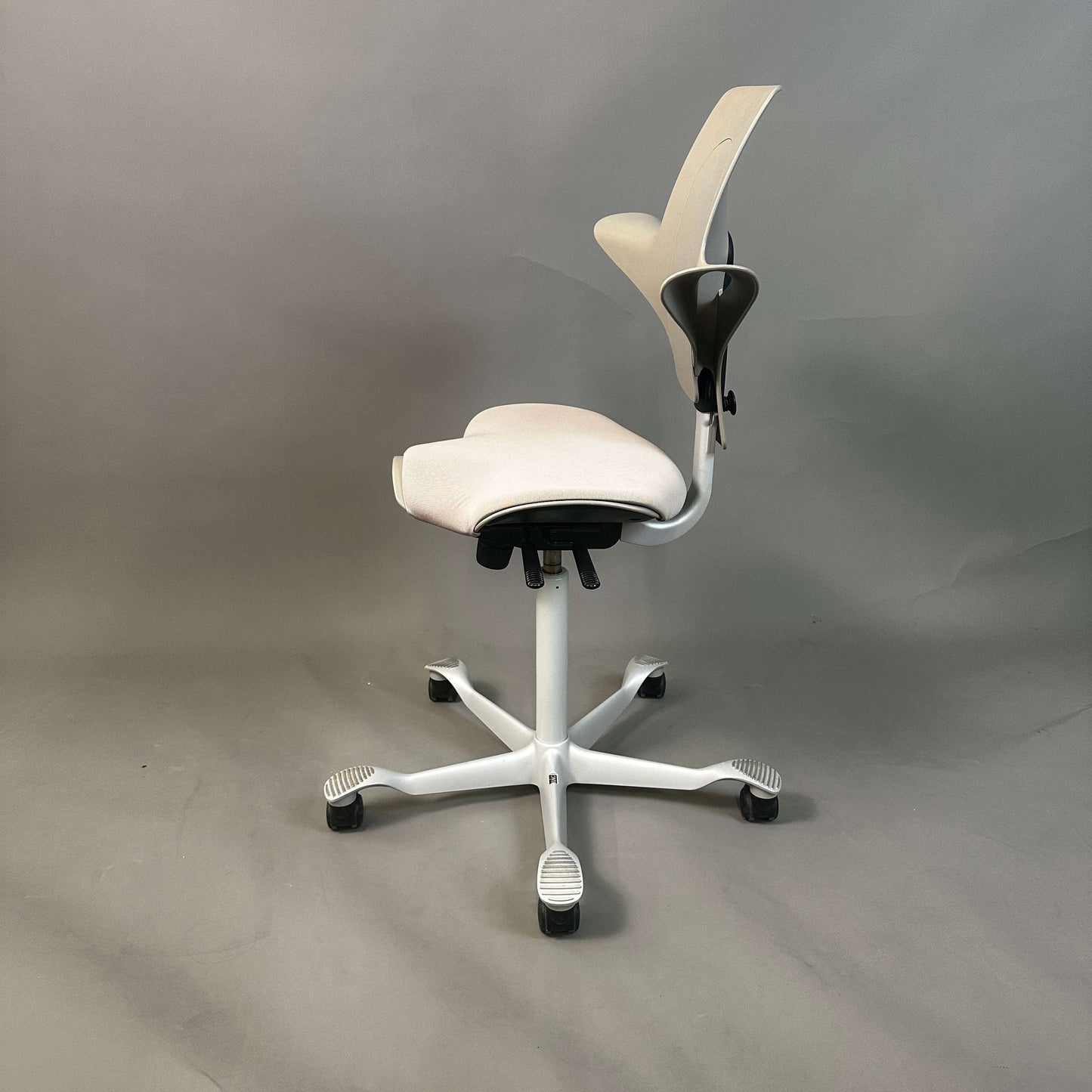 HAG Capisco Puls 8020 ergonomischer Schreibtischstuhl beige Stoff mit silber lackiertem Aluminiumgestell