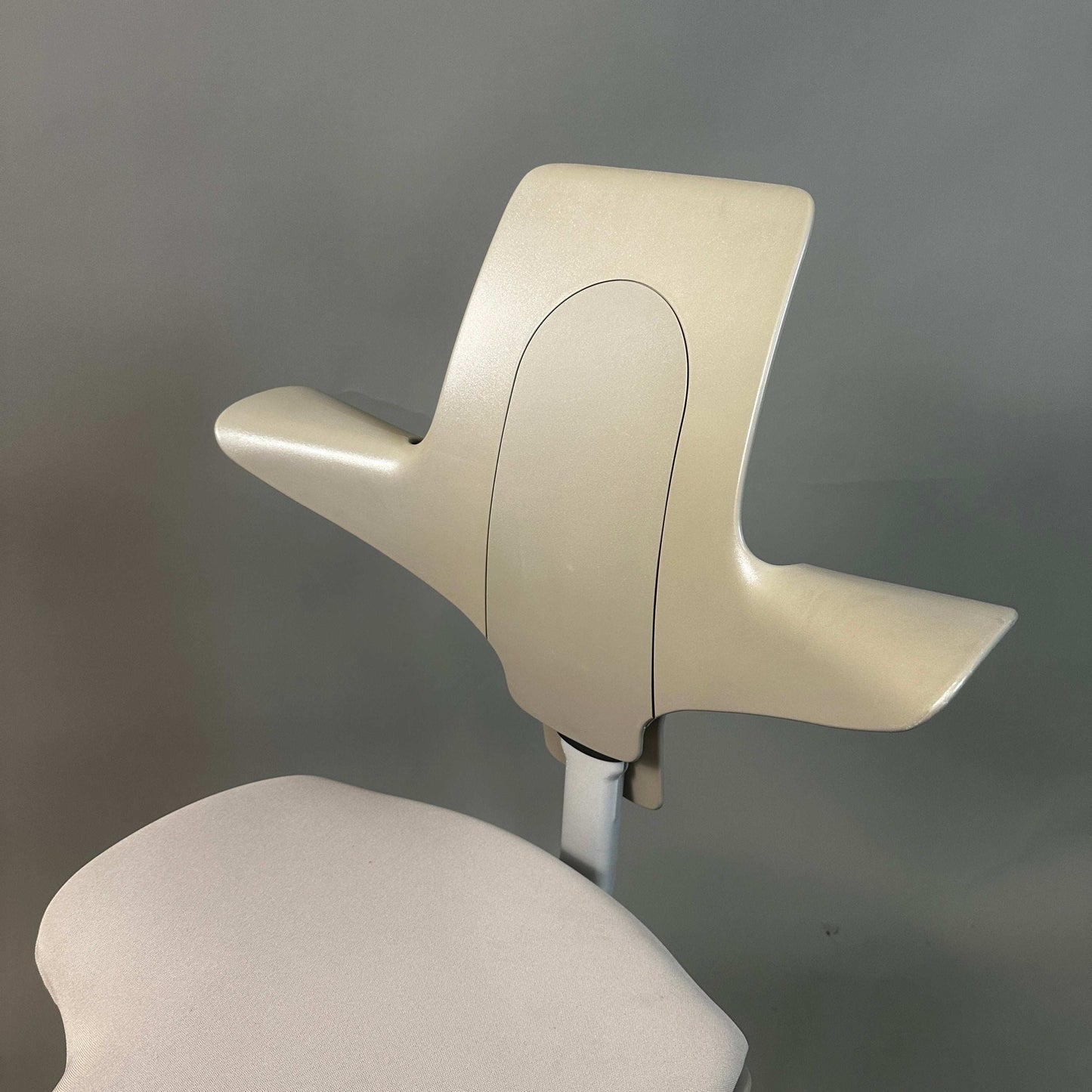 HAG Capisco Puls 8020 ergonomischer Schreibtischstuhl beige mit silberfarbenem Aluminiumgestell