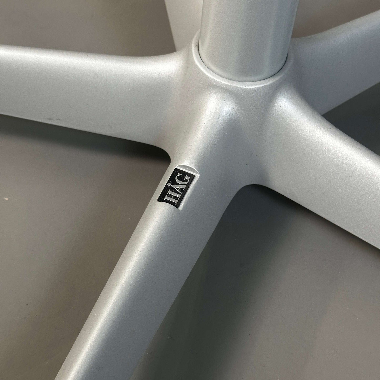 HAG Capisco Puls 8020 Schreibtischstuhl Aluminiumgestell silber lackiert Nahaufnahme