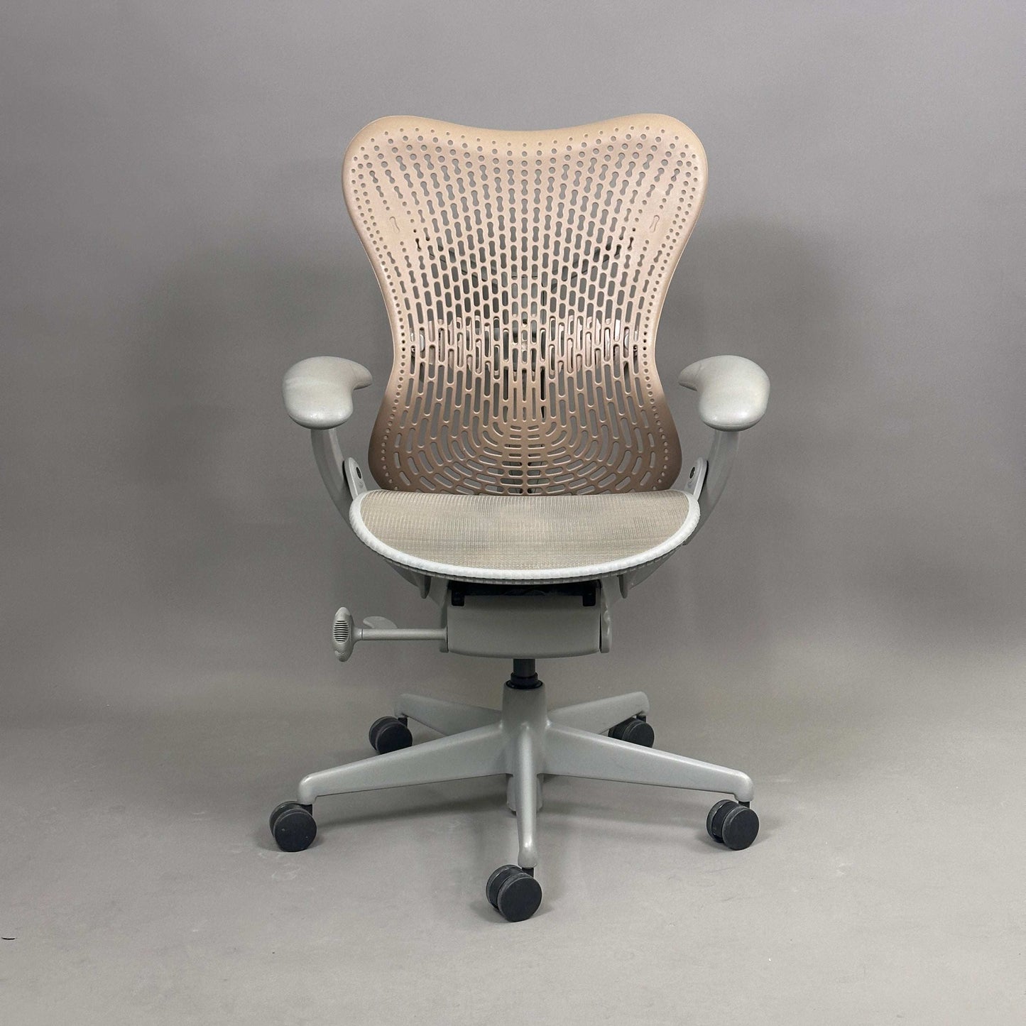Herman Miller Mirra 1 Bürostuhl mit grauer Netzsitzfläche und sandfarbener Rückenlehne, ergonomisch verstellbar, Synchronmechanik, Lordosenstütze.