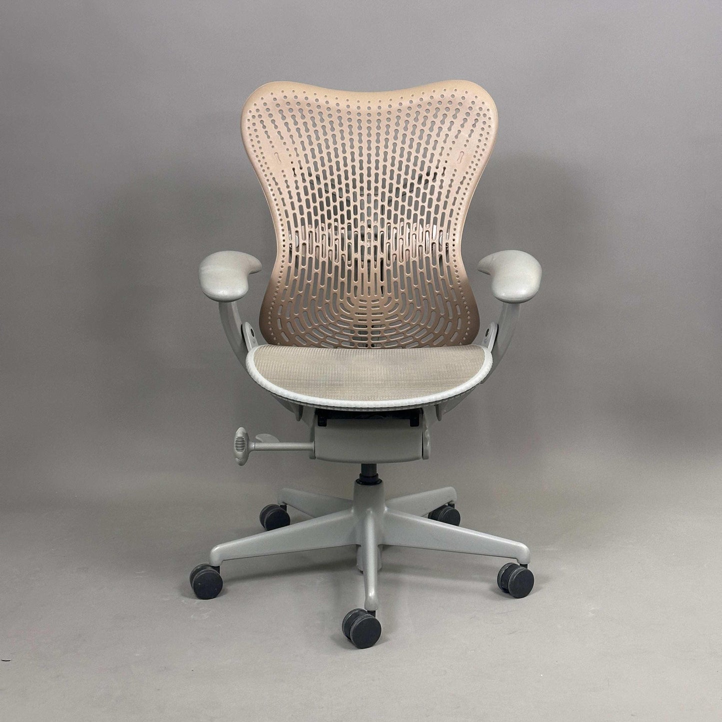 Herman Miller Mirra 1 Bürostuhl mit grauer Netzsitzfläche und sandfarbener Rückenlehne, ergonomisch verstellbar, Synchronmechanik, Lordosenstütze.