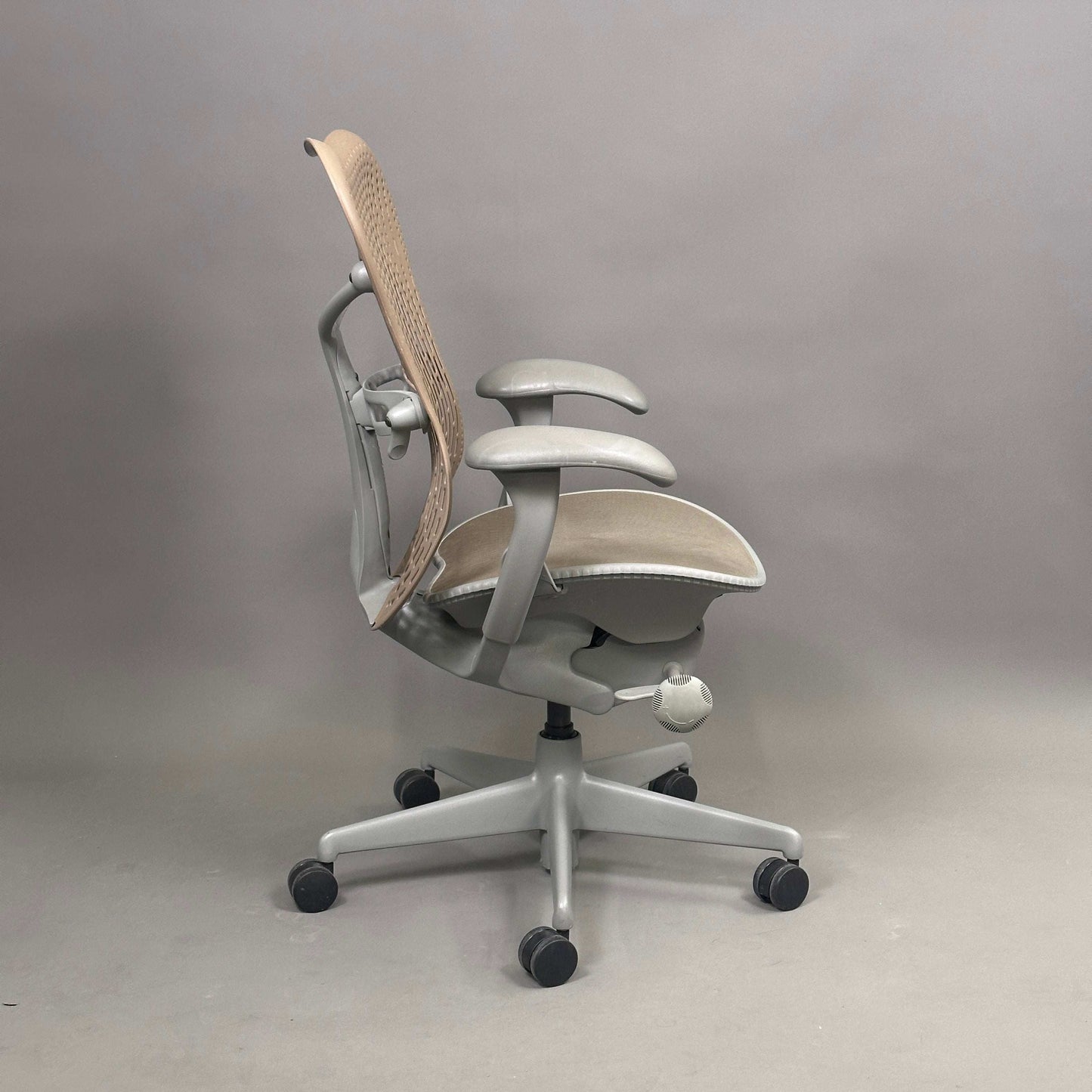 Herman Miller Mirra 1 ergonomischer Bürostuhl mit grauer Netzsitzfläche und sandfarbener Rückenlehne, verstellbare Sitzhöhe und Lordosenstütze