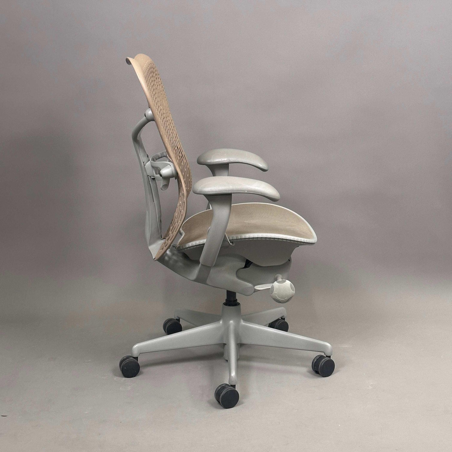 Herman Miller Mirra 1 ergonomischer Bürostuhl mit grauer Netzsitzfläche und sandfarbener Rückenlehne, verstellbare Sitzhöhe und Lordosenstütze