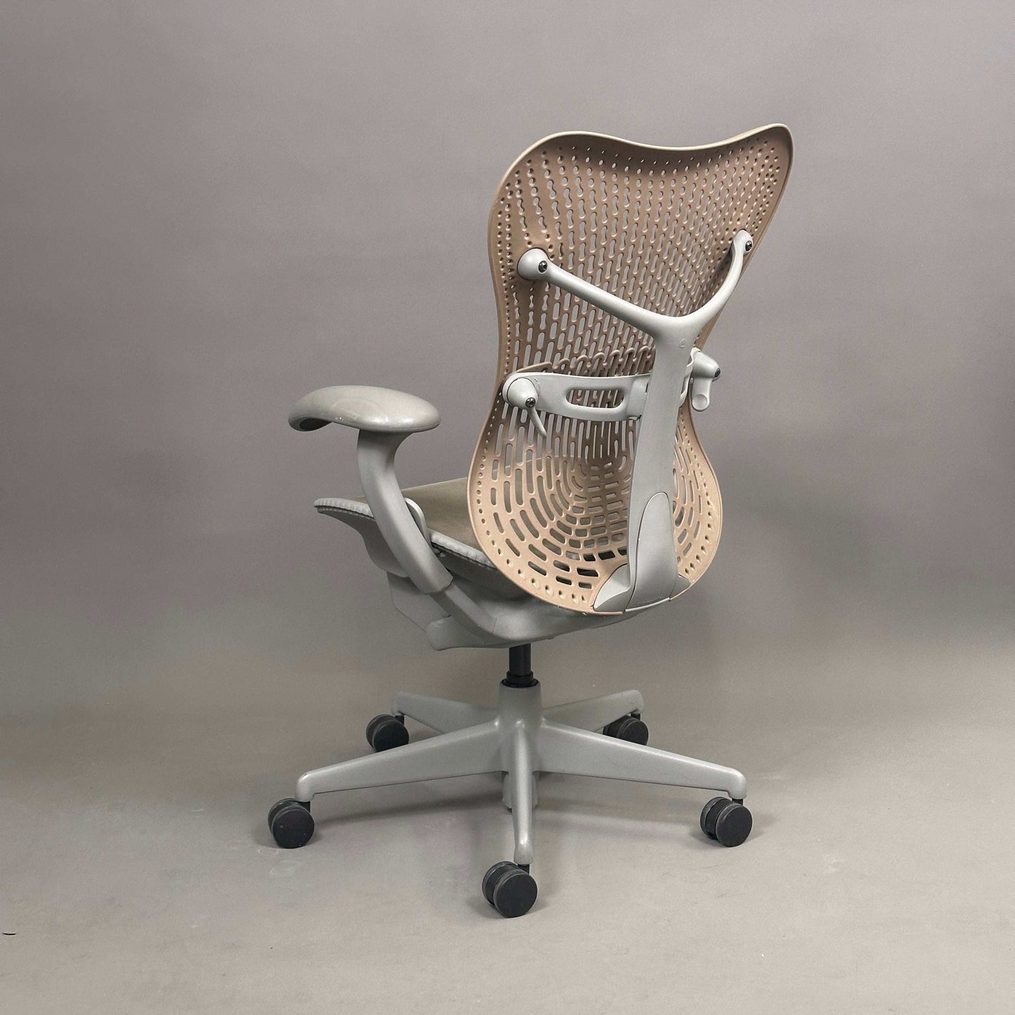 Herman Miller Mirra 1 ergonomischer Bürostuhl mit sandfarbener Kunststoff-Rückenlehne und graubeiger Netzsitzfläche, verstellbare Sitzhöhe und Lordosenstütze