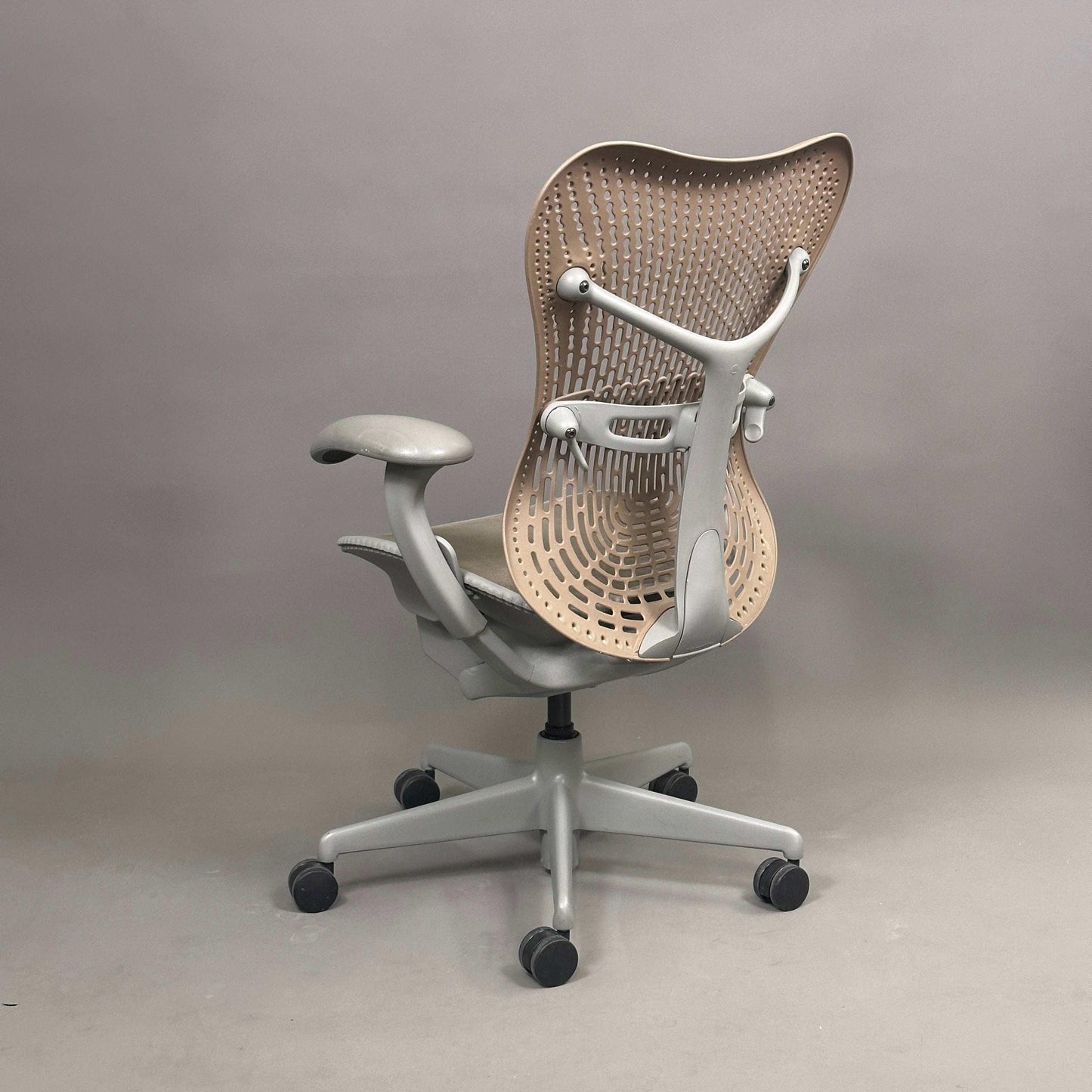 Herman Miller Mirra 1 ergonomischer Bürostuhl mit sandfarbener Kunststoff-Rückenlehne und graubeiger Netzsitzfläche, verstellbare Sitzhöhe und Lordosenstütze