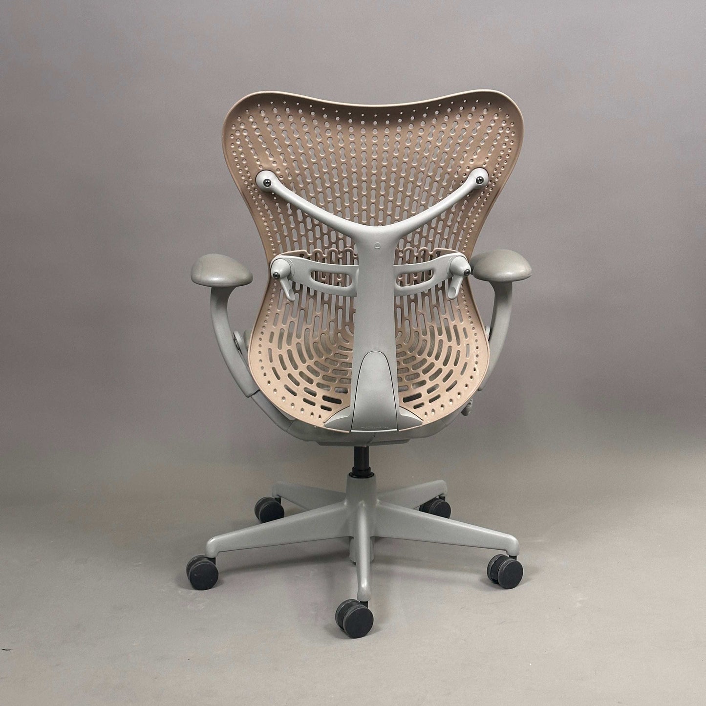 Herman Miller Mirra 1 ergonomischer Bürostuhl mit verstellbarer Sitzhöhe und Netzsitz in Grau-Beige