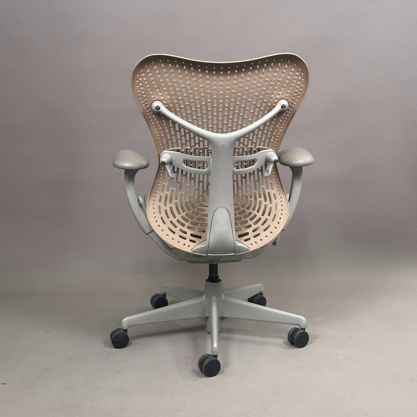 Herman Miller Mirra 1 ergonomischer Bürostuhl mit verstellbarer Sitzhöhe und Netzsitz in Grau-Beige