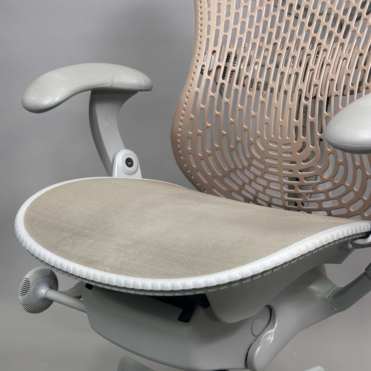 Herman Miller Mirra 1 ergonomischer Bürostuhl mit grauer Netzsitzfläche und sandfarbener Kunststoff-Rückenlehne