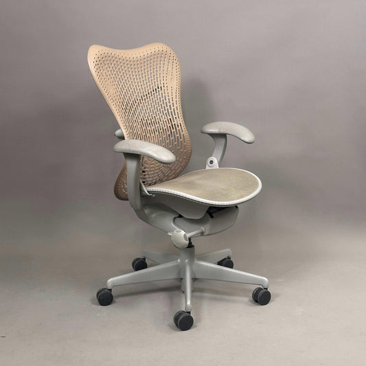 Herman Miller Mirra 1 ergonomischer Bürostuhl mit grauer Netzsitzfläche und sandfarbener Kunststoff-Rückenlehne, verstellbare Sitzhöhe und Lordosenstütze