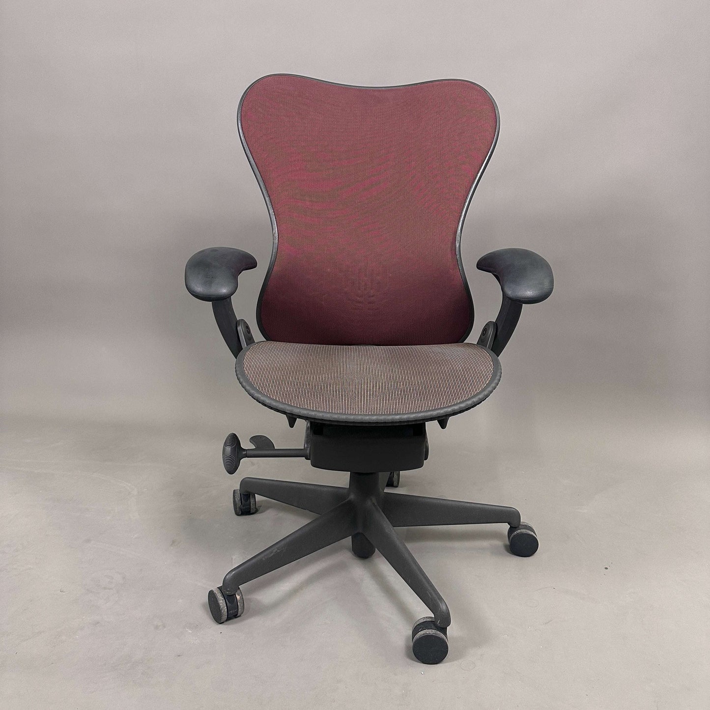 Herman Miller Mirra 1 Bürostuhl schwarz mit weinroter Rückenlehne und dunkelbrauner Netzsitzfläche ergonomisch verstellbar
