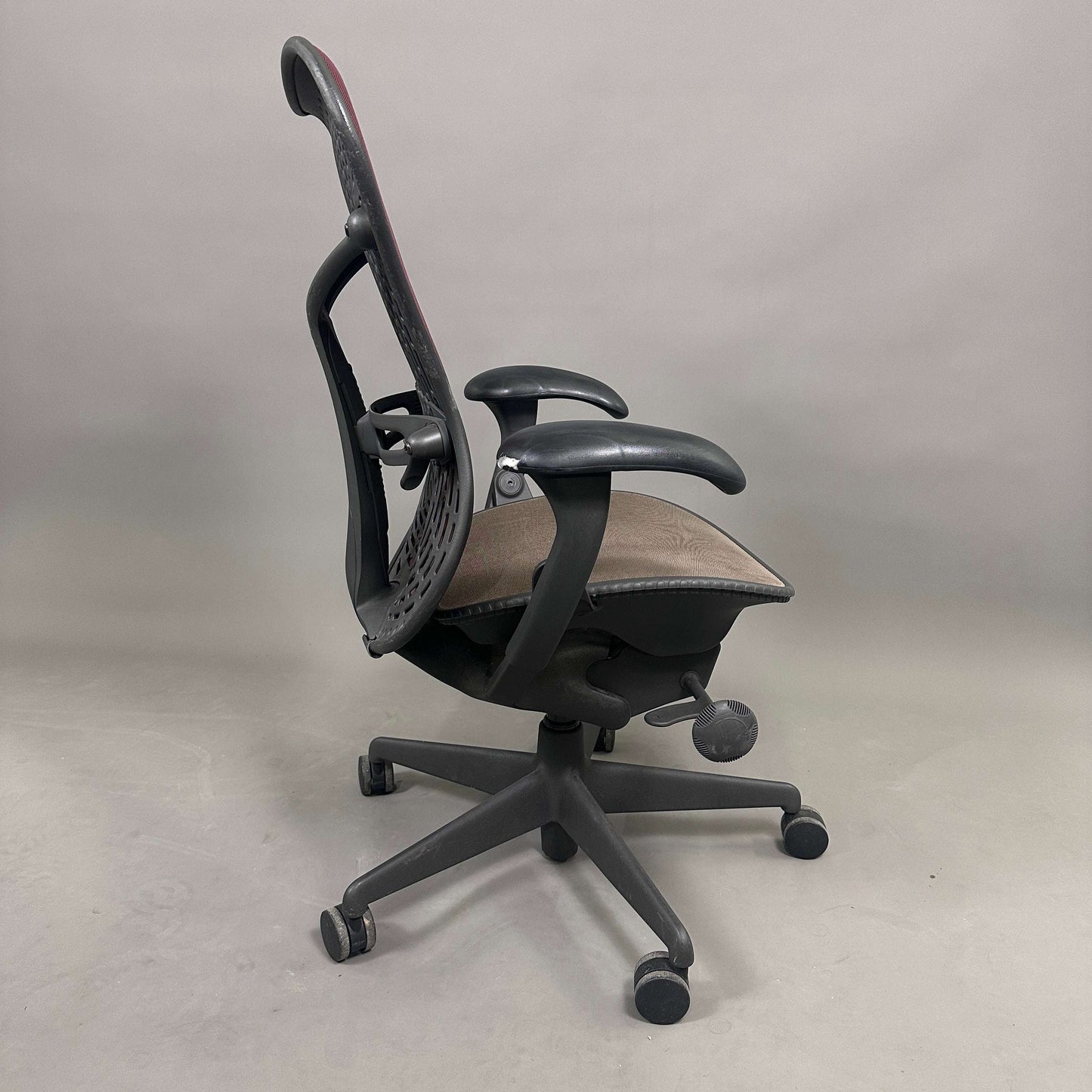 Herman Miller Mirra 1 Bürostuhl schwarz mit rotem Mesh-Rückenlehne und dunklem Netzsitz, ergonomisch verstellbar mit Armlehnen und Synchronmechanik