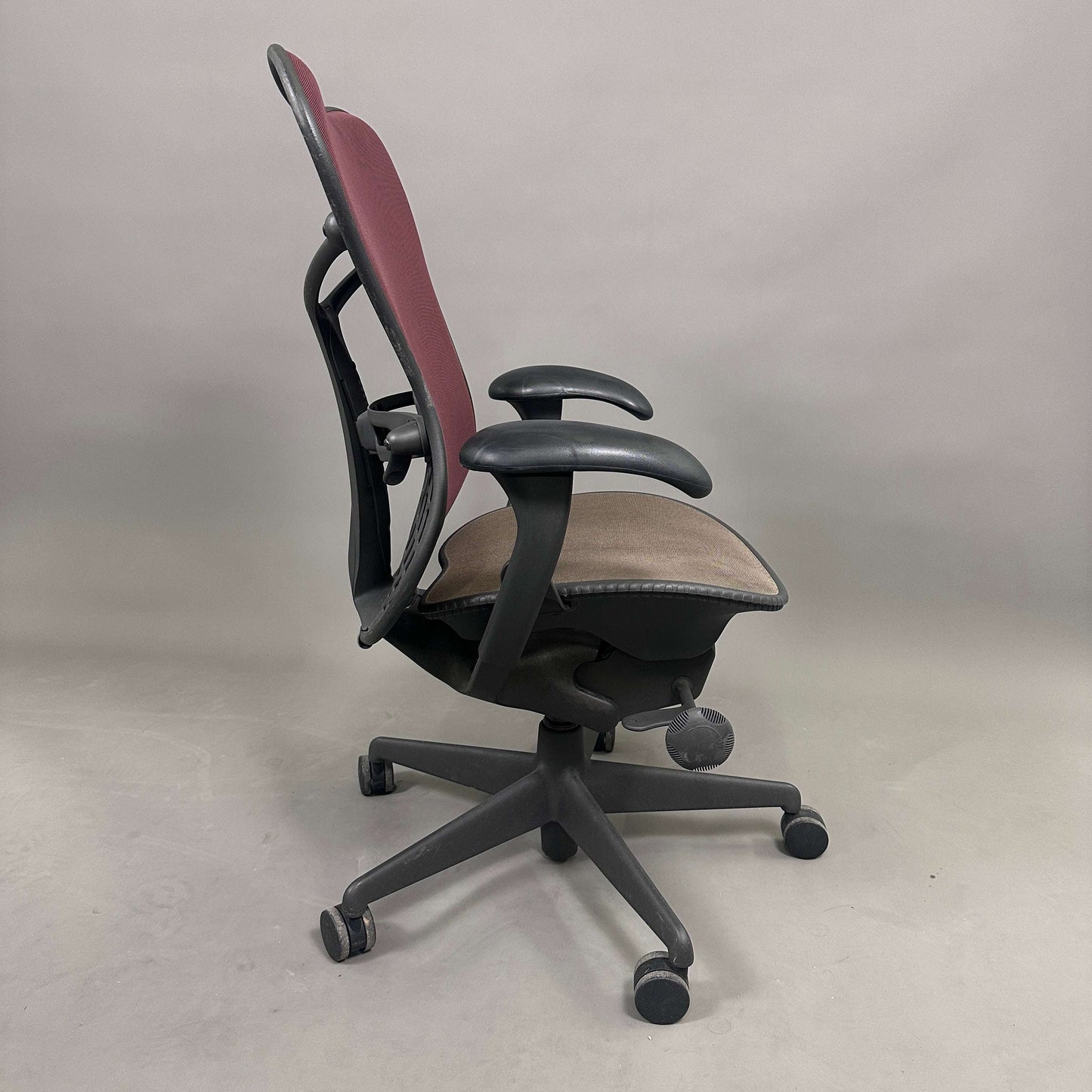 Herman Miller Mirra 1 ergonomischer Bürostuhl mit dunkelbrauner Netzsitzfläche und weinroter Mesh-Rückenlehne, verstellbare Sitzhöhe, Lordosenstütze und Armlehnen, modernes Design
