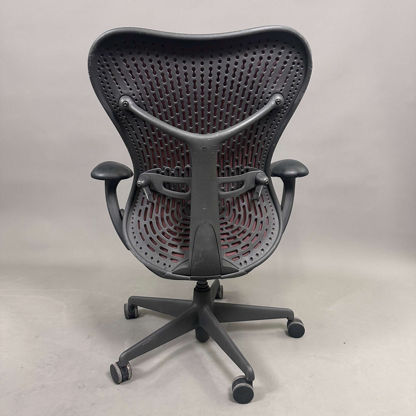 Herman Miller Mirra 1 Bürostuhl schwarz mit roter Mesh Rückenlehne und verstellbaren Armlehnen