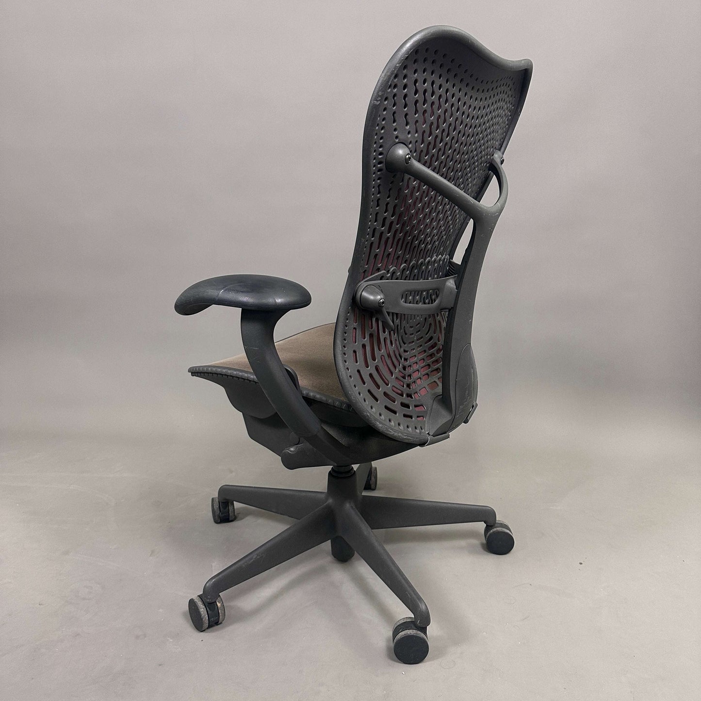 Herman Miller Mirra 1 ergonomischer Bürostuhl schwarz mit Netzsitz und Mesh-Rückenlehne, verstellbare Sitzhöhe und Armlehnen, rot-braunes Design