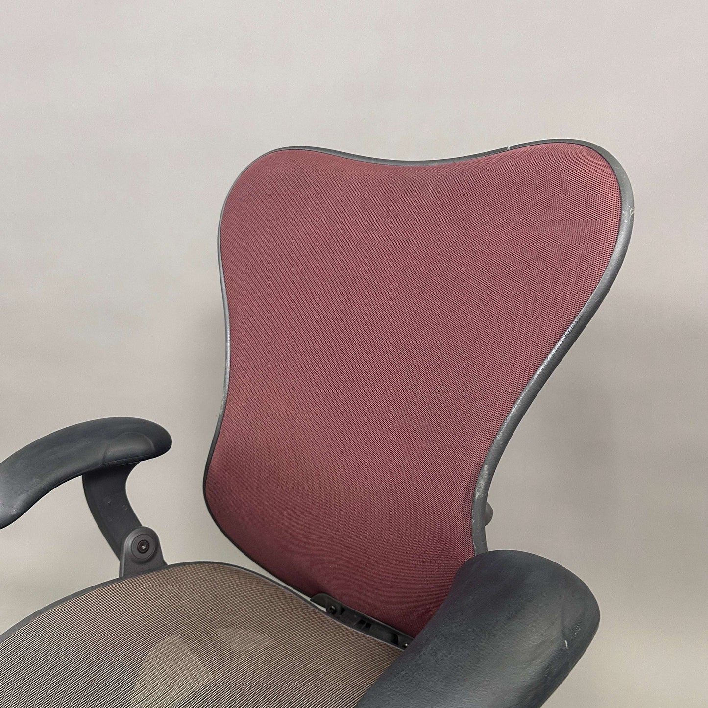 Herman Miller Mirra 1 ergonomischer Bürostuhl mit dunkelbrauner Netzsitzfläche und weinroter Rückenlehne, verstellbare Armlehnen und Lordosenstütze