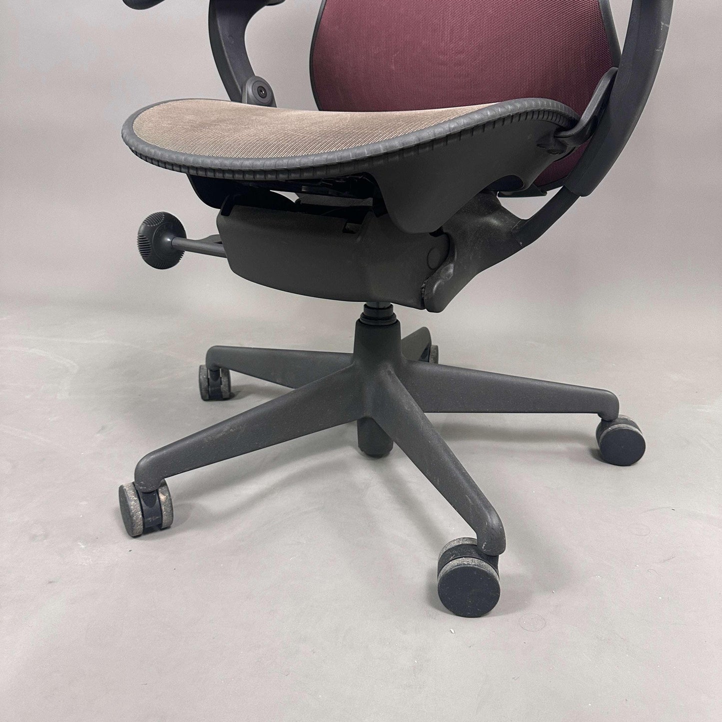 Bürostuhl Herman Miller Mirra 1 schwarz-roter Mesh Rückenlehne und dunkelbrauner Netzsitzfläche, ergonomisch verstellbar