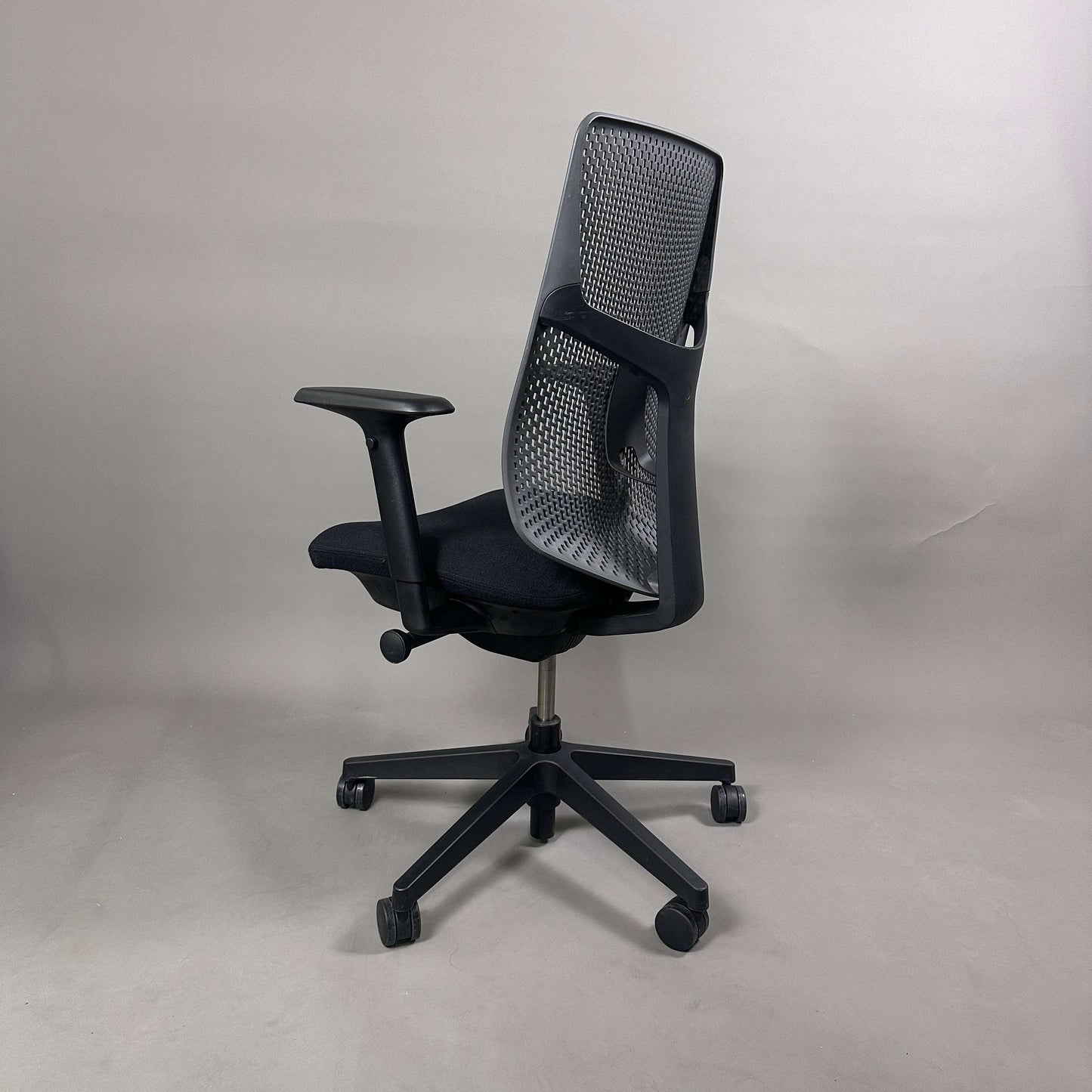 Herman Miller Verus Triflex ergonomischer Bürostuhl mit schwarzer Sitzfläche und anthrazitfarbener Rückenlehne aus Kunststoff