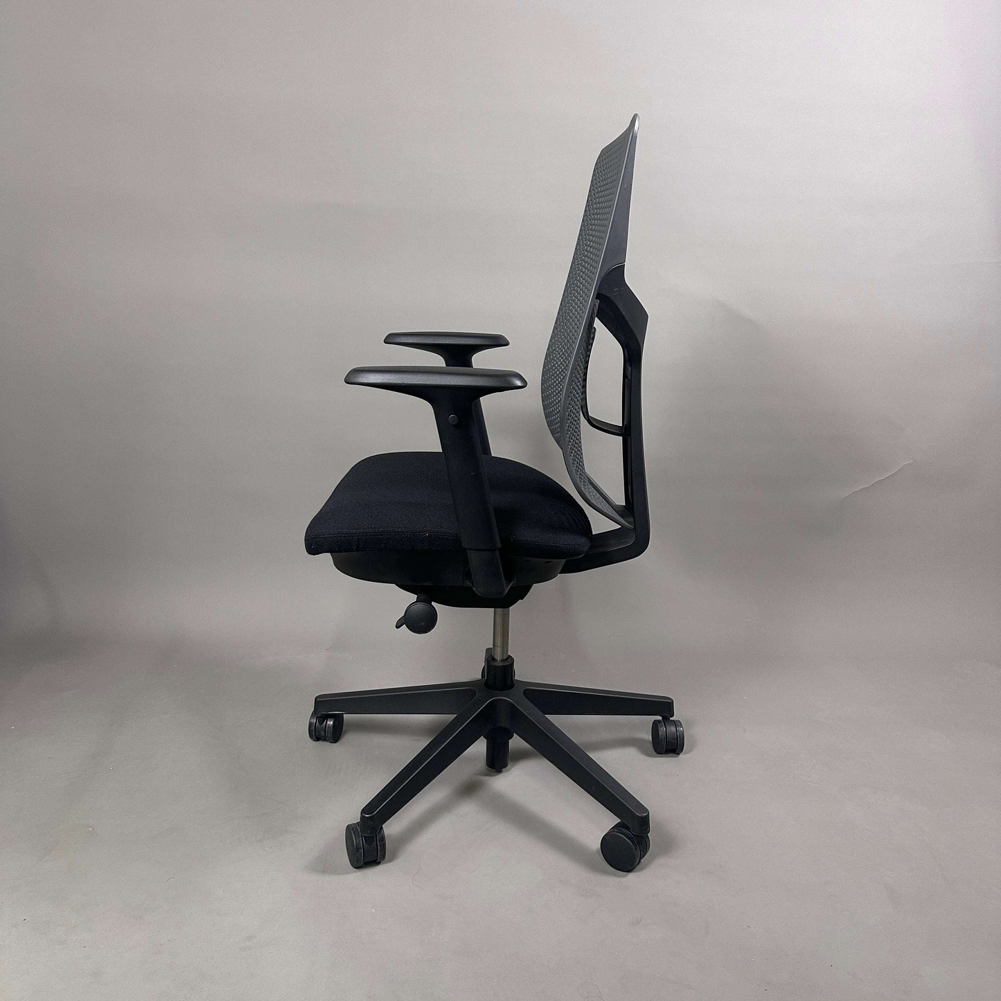 Herman Miller Verus Triflex ergonomischer Bürostuhl mit schwarzer Sitzfläche und anthrazitfarbenem Kunststoff-Rückenlehne, verstellbare Sitzhöhe, Sitztiefe und Armlehnen