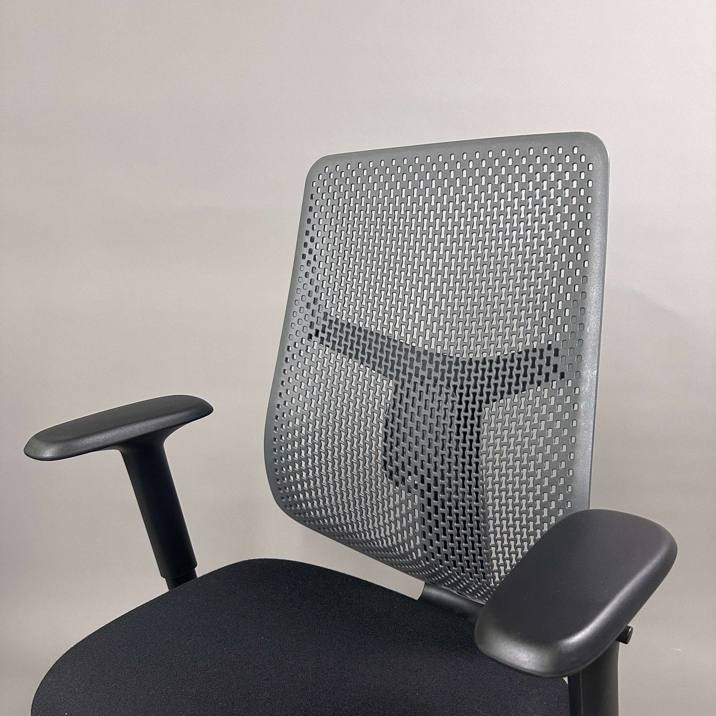 Herman Miller Verus Triflex ergonomischer Bürostuhl mit anthrazitfarbener Rückenlehne und verstellbaren Armlehnen