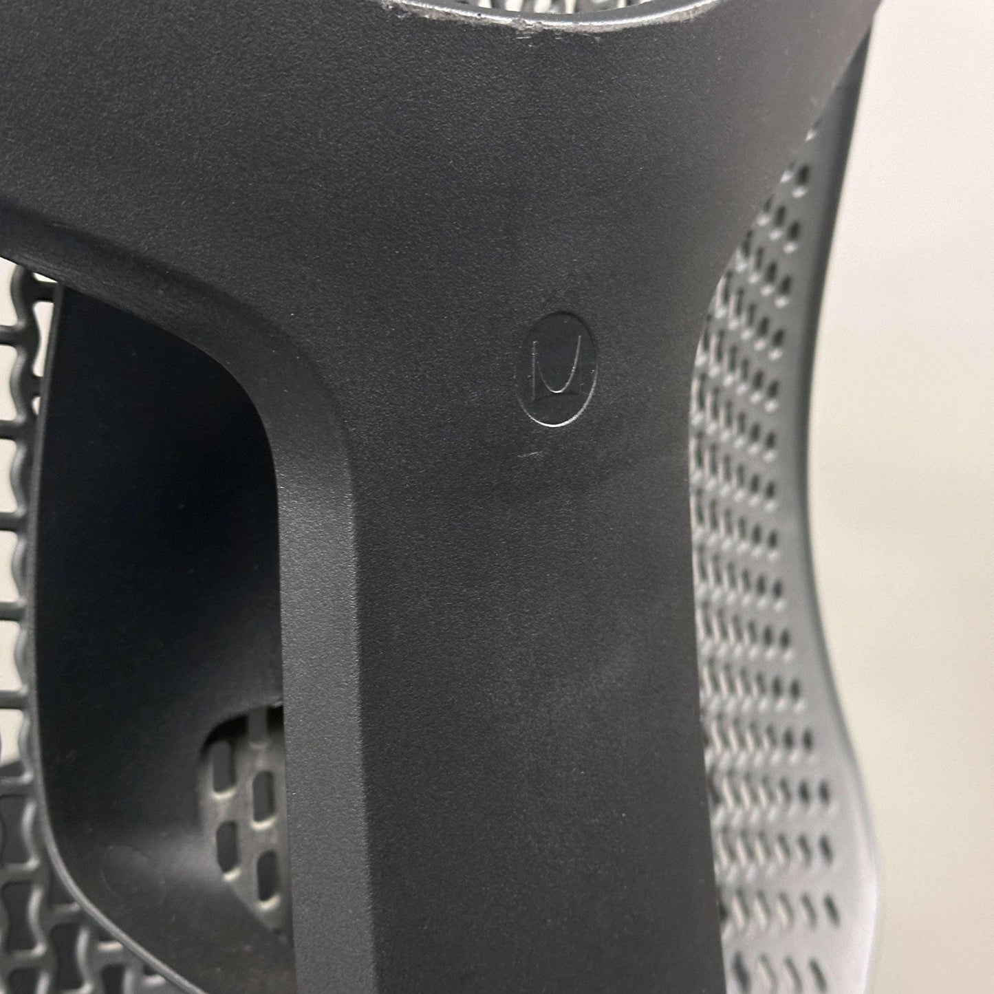 Herman Miller Verus Triflex ergonomischer Bürostuhl mit schwarzer Sitzfläche und anthrazitfarbener Kunststoff-Rückenlehne, höhen- und tiefenverstellbar, mit synchroner Mechanik und einstellbarer Lordosenstütze