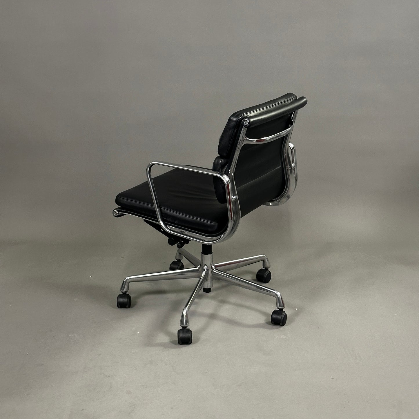 Vitra EA 217 beidseitig Leder schwarz Alu