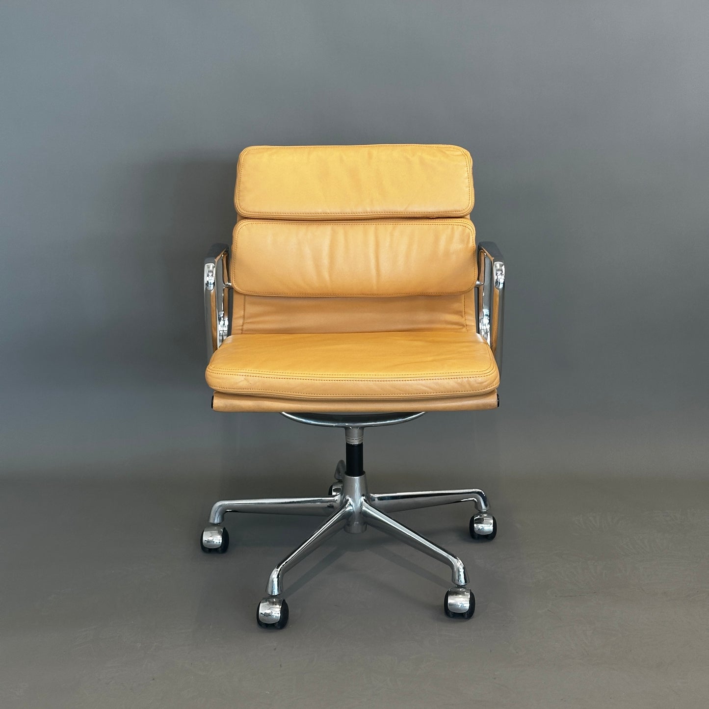 Vitra EA 217 Softpad Bürostuhl Leder hellbraun chrom