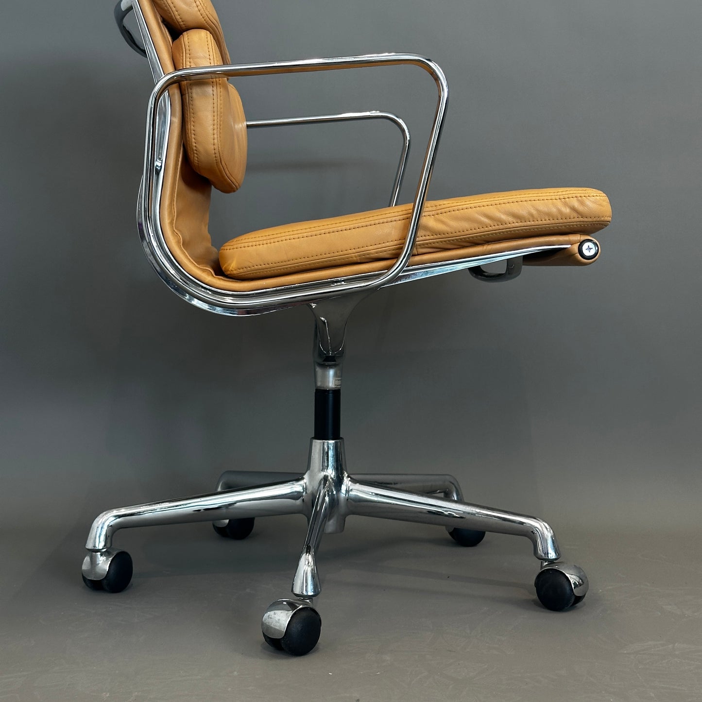 Vitra EA 217 Softpad Bürostuhl Leder hellbraun chrom