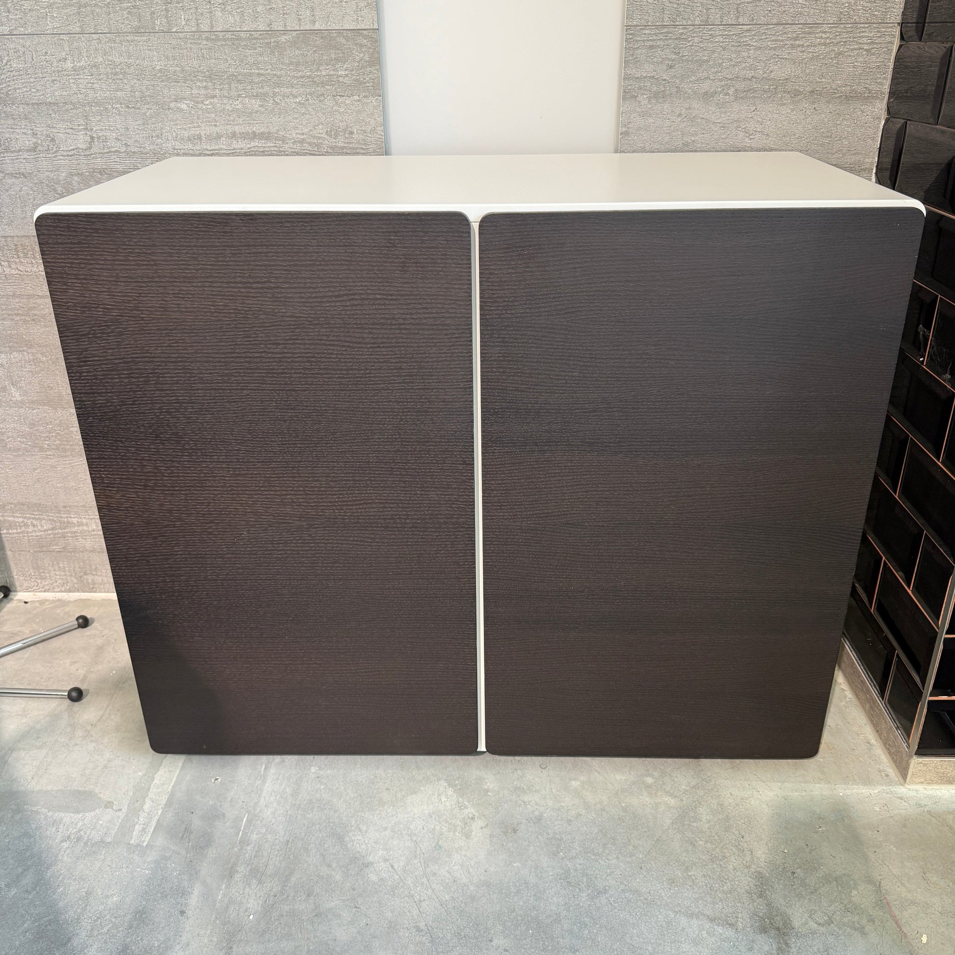 Vario Sideboard aus weißem Holz mit Türen aus Räuchereiche, Maße 100x83x47 cm