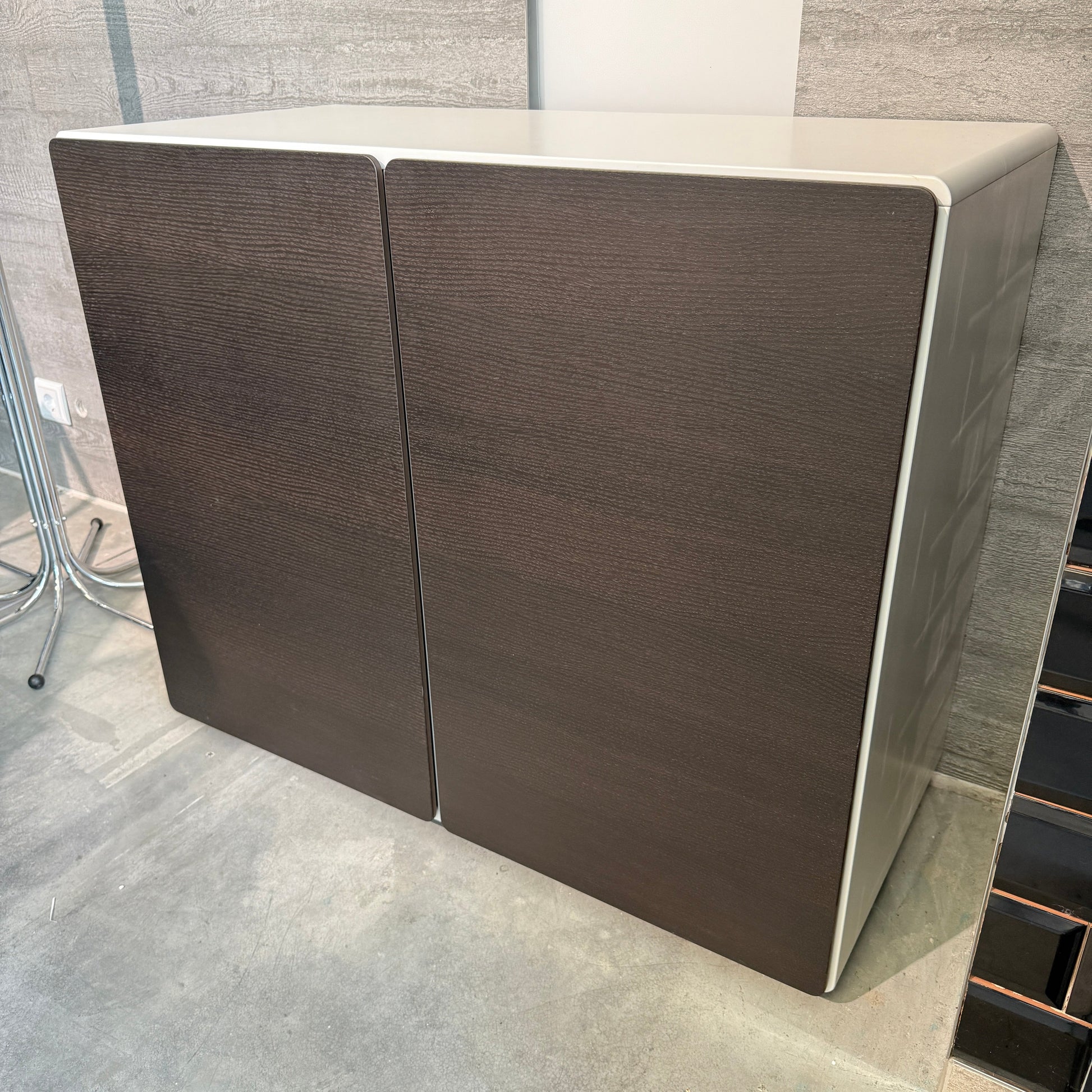 Vario Sideboard mit weißem Korpus und Türen aus dunkler Räuchereiche, 100x83x47 cm, modernes Design