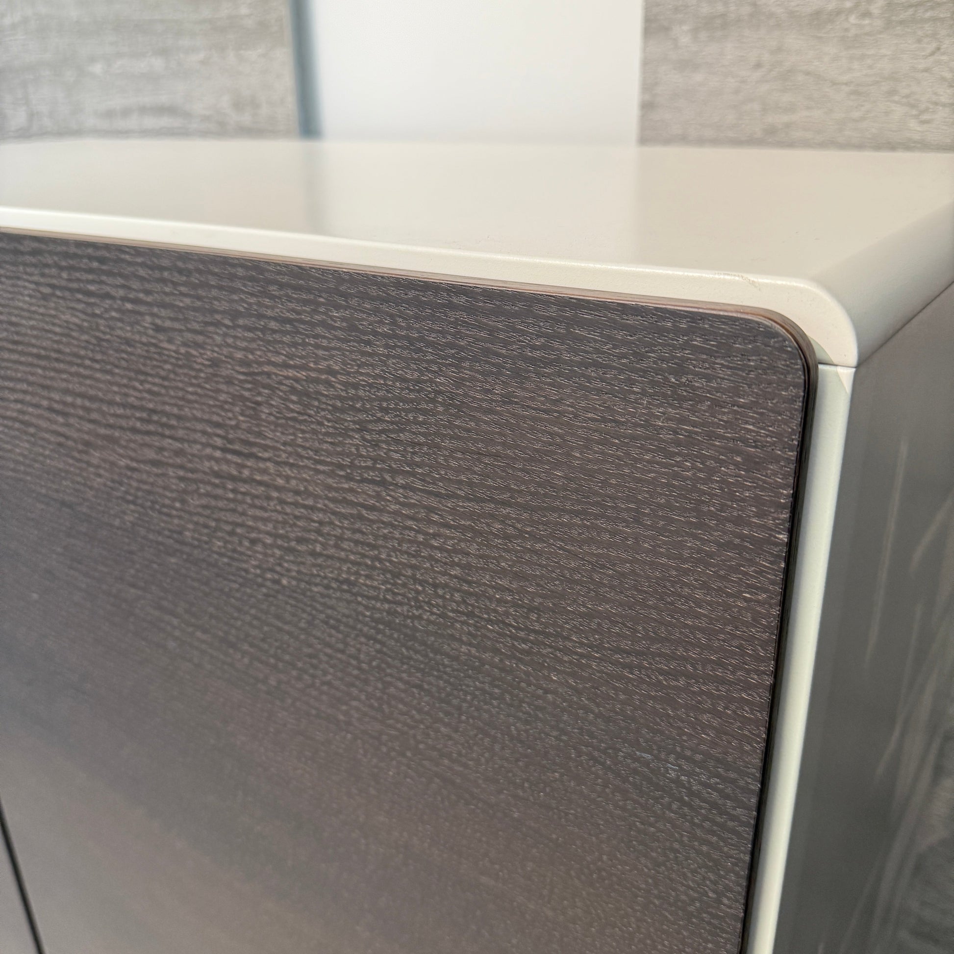 Vario Sideboard mit weißem Holz Korpus und Türen aus Räuchereiche in modernem Design