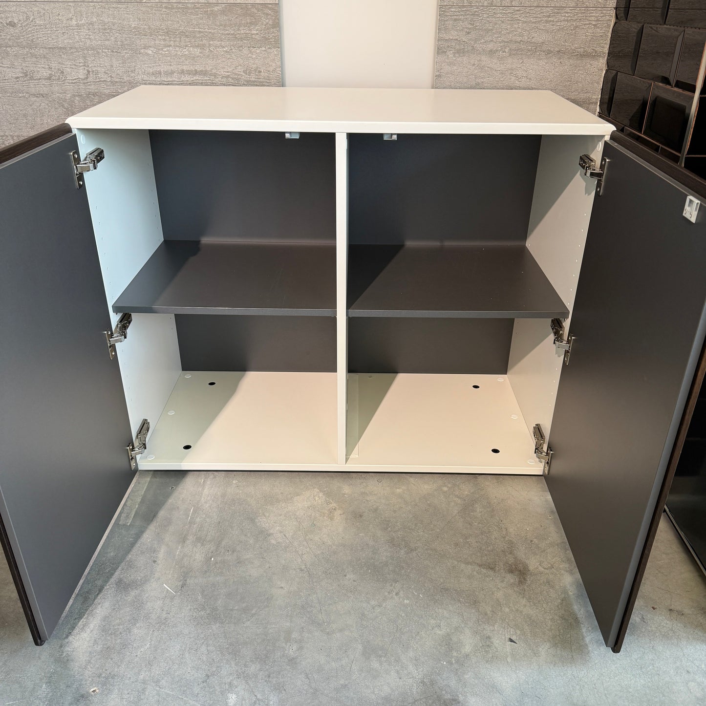 Vario Sideboard mit weißem Holz Korpus und Räuchereiche Türen, geöffnet, Maße 100x83x47 cm