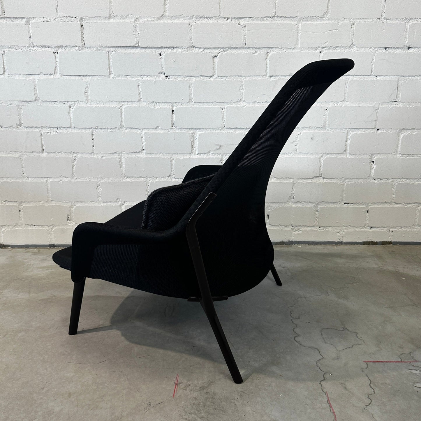 Vitra Slow Chair schwarz Netz mit Kissen und modernem Design von Ronan & Erwan Bouroullec