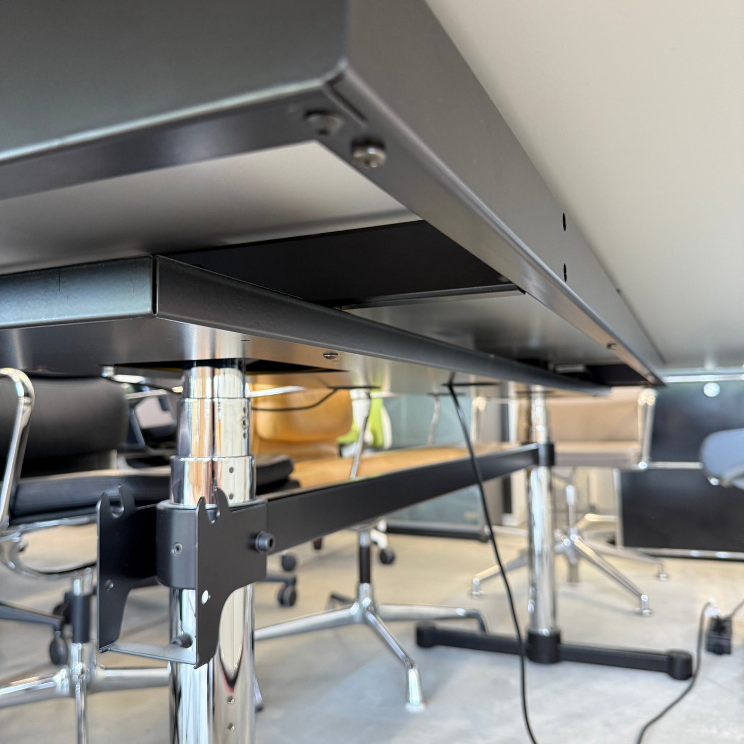 USM Kitos E3 elektrisch höhenverstellbarer Schreibtisch 250x100cm Perlgrau robust