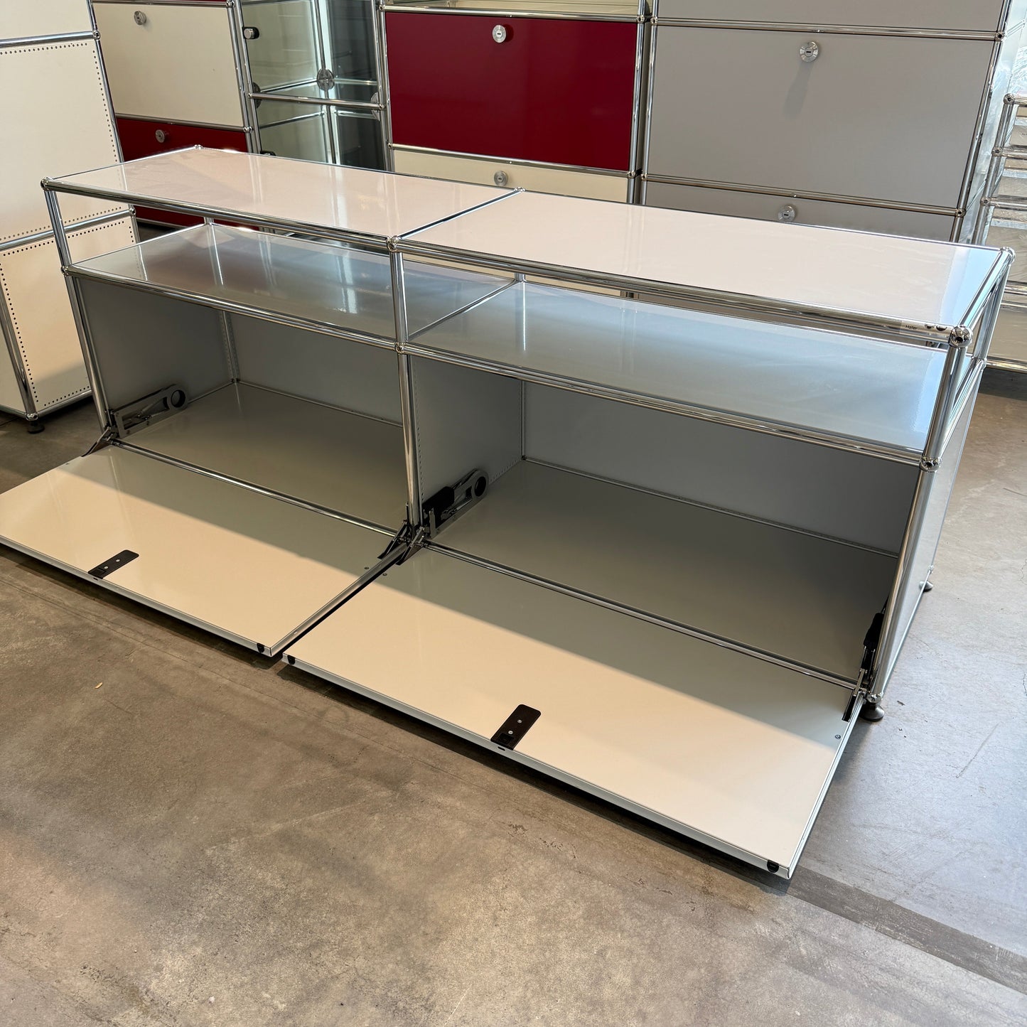 USM Haller Sideboard lichtgrau mit 2 Klappen und offenem Fach, modernes Design, Maße 153x54,5x38 cm