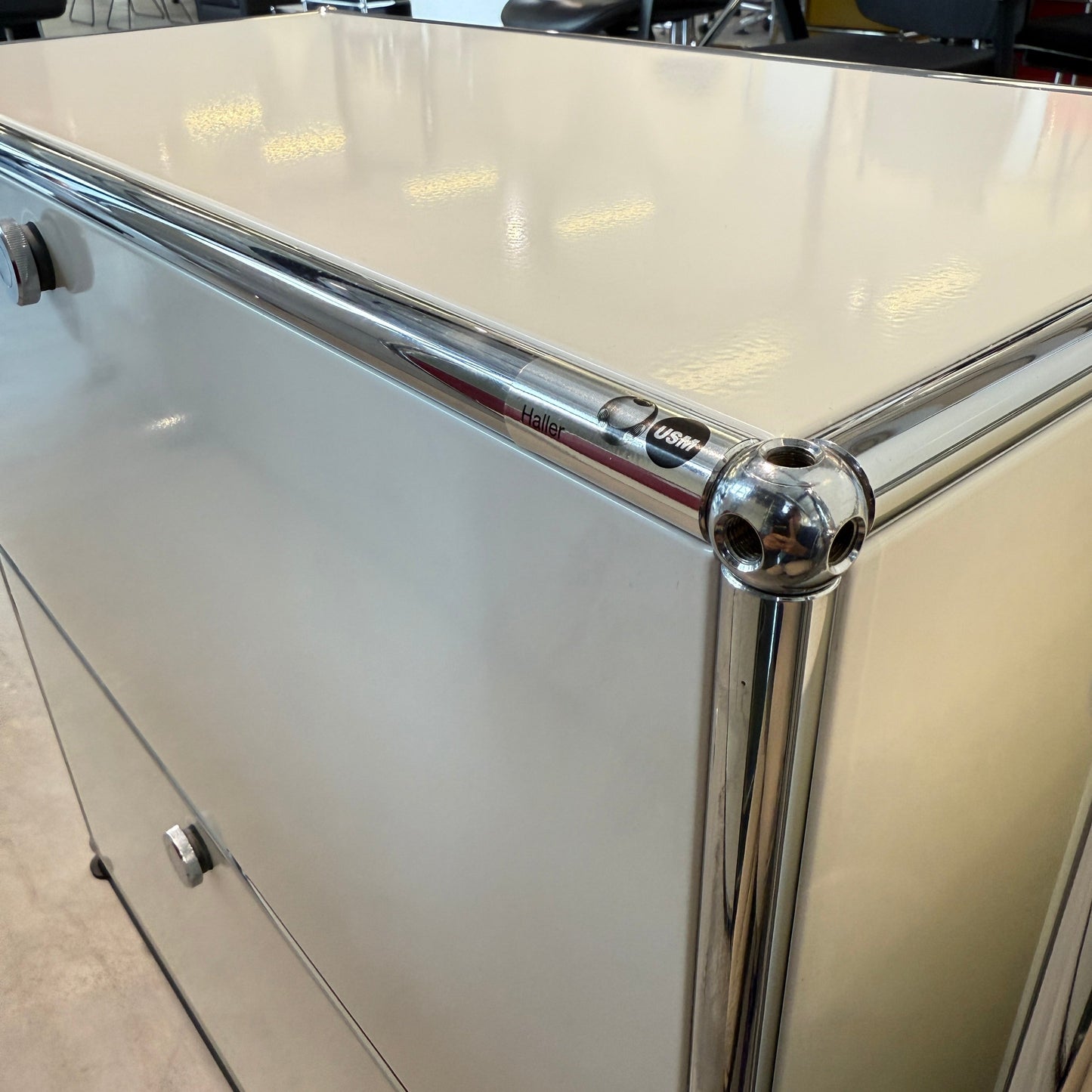 USM Haller Sideboard 1x2 weiß mit 2 Klappen (1. Gen.)